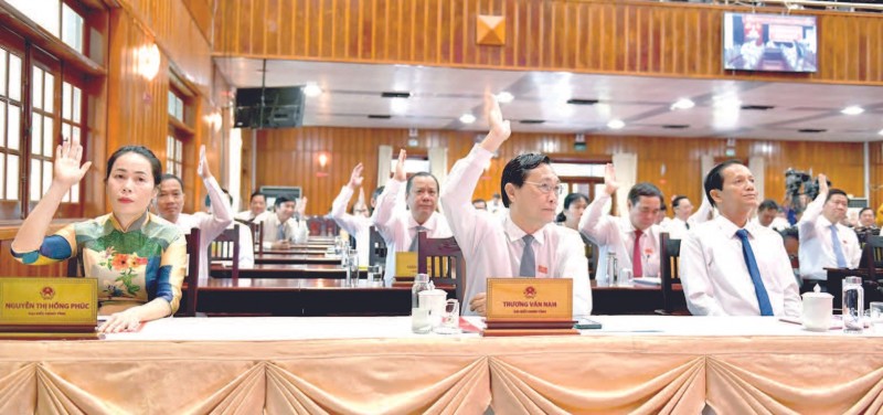 Đại biểu HĐND tỉnh Long An biểu quyết thông qua nghị quyết của HĐND tỉnh tại Kỳ họp thứ 26. Ảnh: Daibieunhandan.vn
