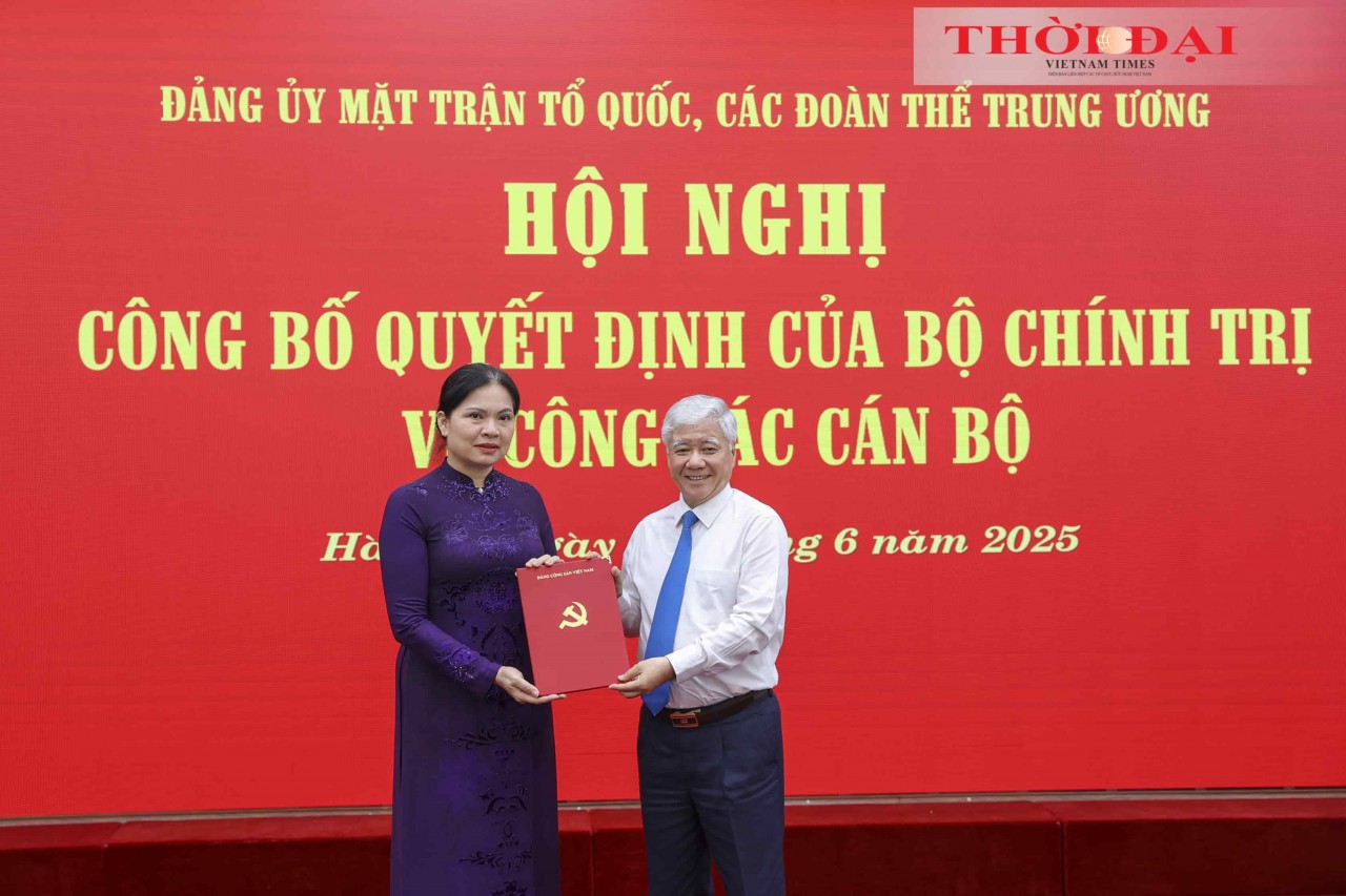 Politburo member, Secretary of the Party Central Committee, Secretary of the Party Committee of the VFF and central mass organizations and President of the VFF Central Committee Do Van Chien presented the appointment decision to Ha Thi Nga. (Photo: Dinh Hoa) Politburo member, Secretary of the Party Central Committee, Secretary of the Party Committee of the VFF and central mass organizations and President of the VFF Central Committee Do Van Chien presented the appointment decision to Ha Thi Nga. (Photo: Dinh Hoa)