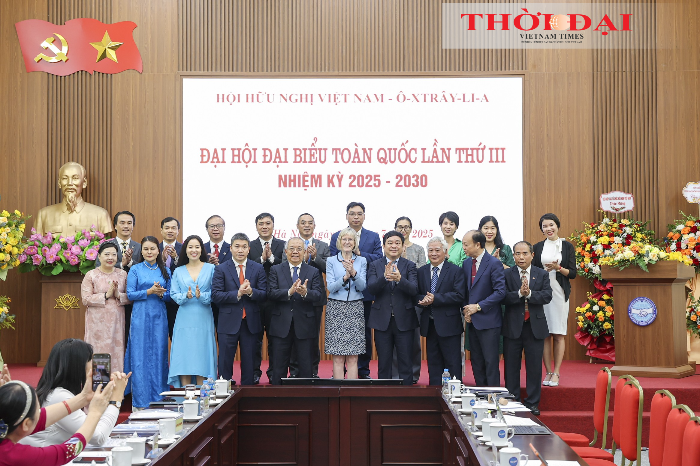 Chủ tịch Liên hiệp các tổ chức hữu nghị Việt Nam Phan Anh Sơn và Đại sứ Australia tại Việt Nam Gillian Bird chúc mừng Ban Chấp hành Hội hữu nghị Việt Nam - Australia khóa III, nhiệm kỳ 2025-2030. (Ảnh: Đinh Hòa) Chủ tịch Liên hiệp các tổ chức hữu nghị Việt Nam Phan Anh Sơn và Đại sứ Australia tại Việt Nam Gillian Bird chúc mừng Ban Chấp hành Hội hữu nghị Việt Nam - Australia khóa III, nhiệm kỳ 2025-2030. (Ảnh: Đinh Hòa)