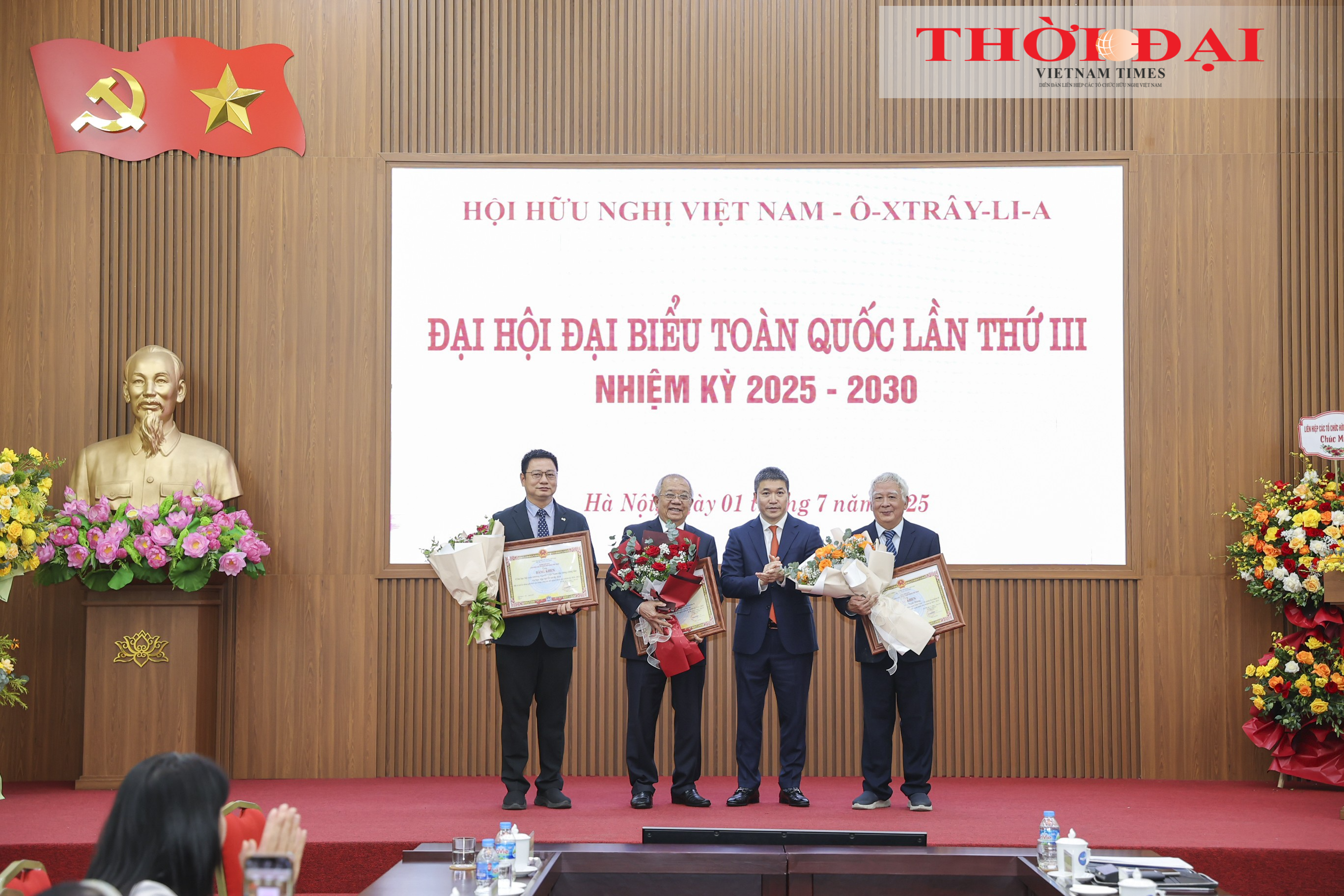 hội, Chủ tịch Liên hiệp các tổ chức hữu nghị Việt Nam Phan Anh Sơn tặng Bằng khen cho 01 tập thể và 02 cá nhân của Hội hữu nghị Việt Nam - Australia. (Ảnh: Đinh Hòa) hội, Chủ tịch Liên hiệp các tổ chức hữu nghị Việt Nam Phan Anh Sơn tặng Bằng khen cho 01 tập thể và 02 cá nhân của Hội hữu nghị Việt Nam - Australia. (Ảnh: Đinh Hòa)