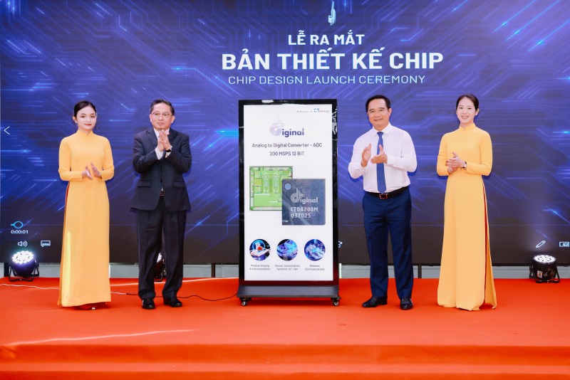 Đồng chí Nguyễn Văn Được - Ủy viên Trung ương Đảng, Phó Bí thư Thành ủy, Chủ tịch UBND TPHCM (bên phải) và Ông Trần Kim Chung - Chủ tịch Tập Đoàn CT Group tại Lễ ra mắt bản thiết kế chip IoT của người Việt Đồng chí Nguyễn Văn Được - Ủy viên Trung ương Đảng, Phó Bí thư Thành ủy, Chủ tịch UBND TPHCM (bên phải) và Ông Trần Kim Chung - Chủ tịch Tập Đoàn CT Group tại Lễ ra mắt bản thiết kế chip IoT của người Việt