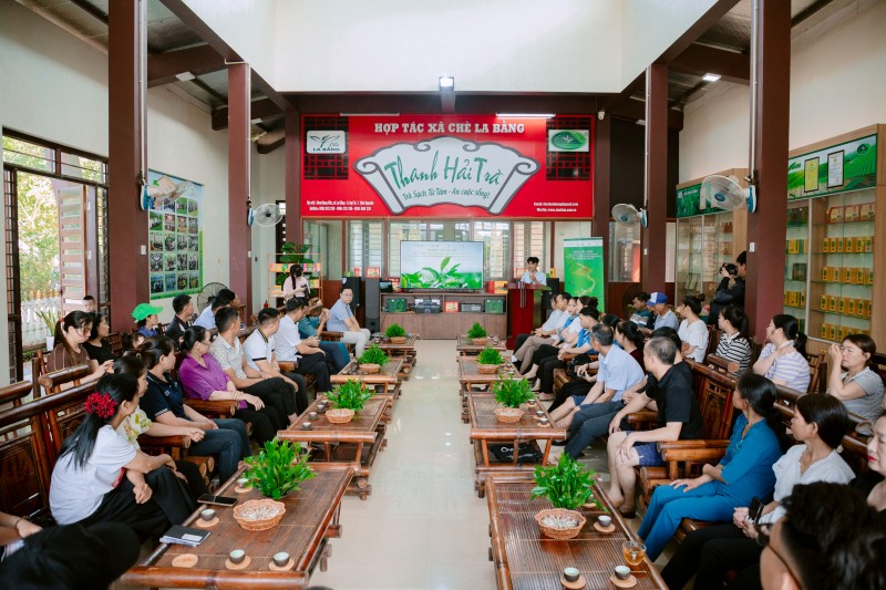 Bà con nông dân chăm chú lắng nghe hướng dẫn từ các chuyên gia trong buổi tập huấn Bà con nông dân chăm chú lắng nghe hướng dẫn từ các chuyên gia trong buổi tập huấn