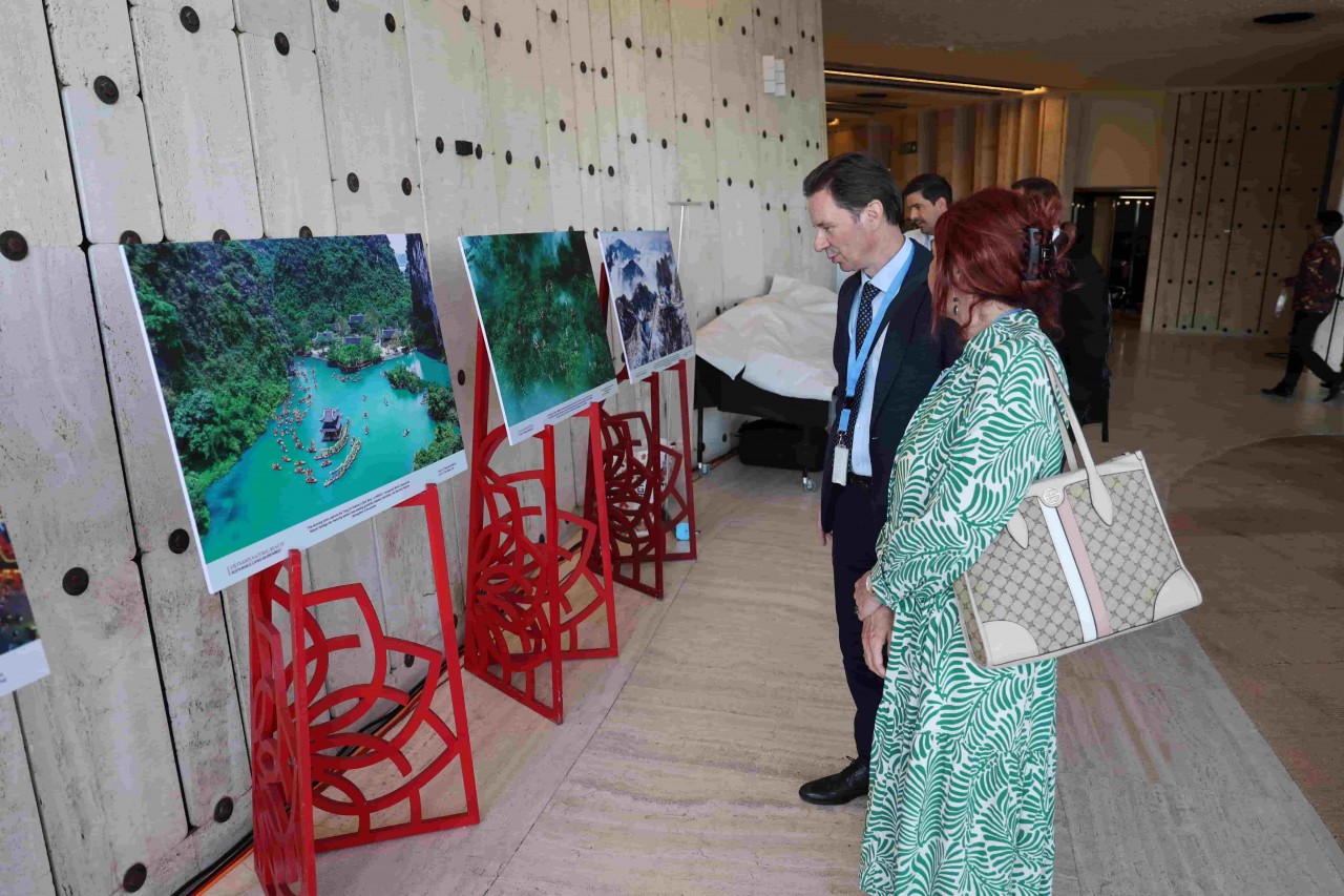 Delegates visit the exhibition. (Photo: Organizing Committee)