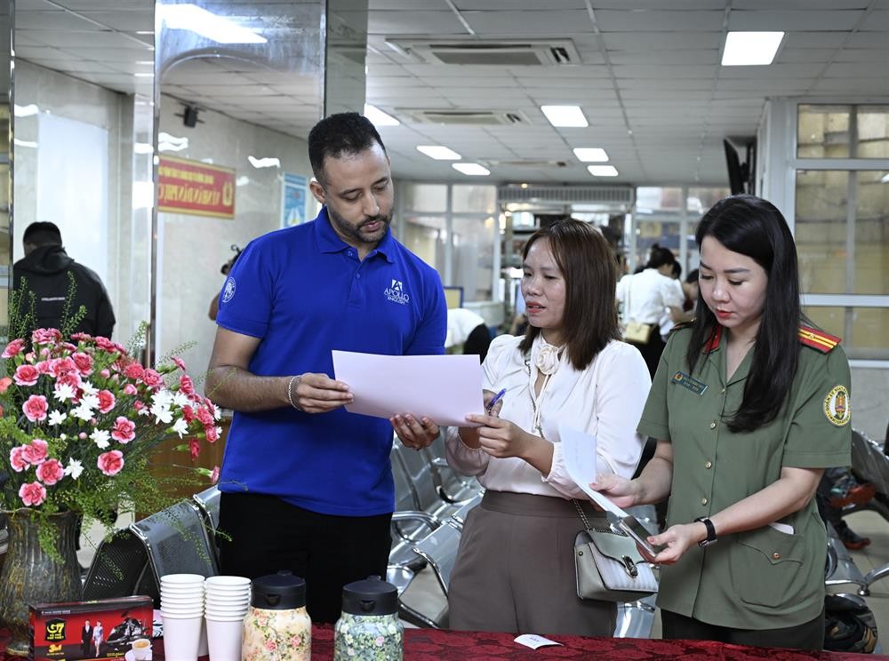 Việc cấp tài khoản định danh điện tử giúp người nước ngoài dễ dàng thực hiện các thủ tục hành chính trực tuyến, giảm thiểu thời gian, giấy tờ, đồng thời đảm bảo tính xác thực và bảo vệ quyền lợi hợp pháp trong quá trình sinh sống và làm việc tại Việt Nam. (Ảnh: Bộ Công an) Việc cấp tài khoản định danh điện tử giúp người nước ngoài dễ dàng thực hiện các thủ tục hành chính trực tuyến, giảm thiểu thời gian, giấy tờ, đồng thời đảm bảo tính xác thực và bảo vệ quyền lợi hợp pháp trong quá trình sinh sống và làm việc tại Việt Nam. (Ảnh: Bộ Công an)