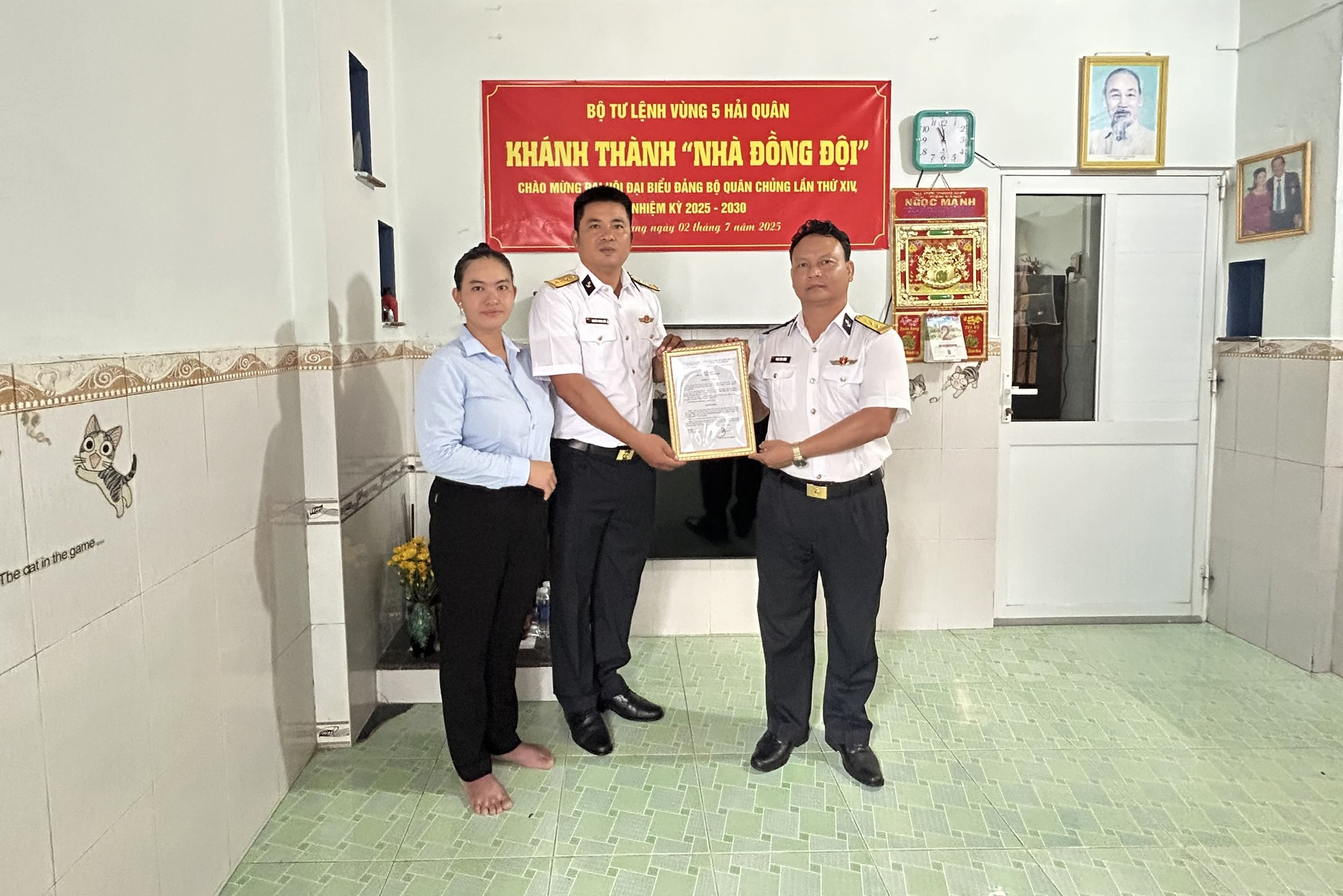 Thượng tá Phạm Khắc Đông trao quyết định bàn giao “Nhà đồng đội” cho gia đình đồng chí Nguyễn Trung Kiên. (Ảnh: Minh Châu) Thượng tá Phạm Khắc Đông trao quyết định bàn giao “Nhà đồng đội” cho gia đình đồng chí Nguyễn Trung Kiên. (Ảnh: Minh Châu)
