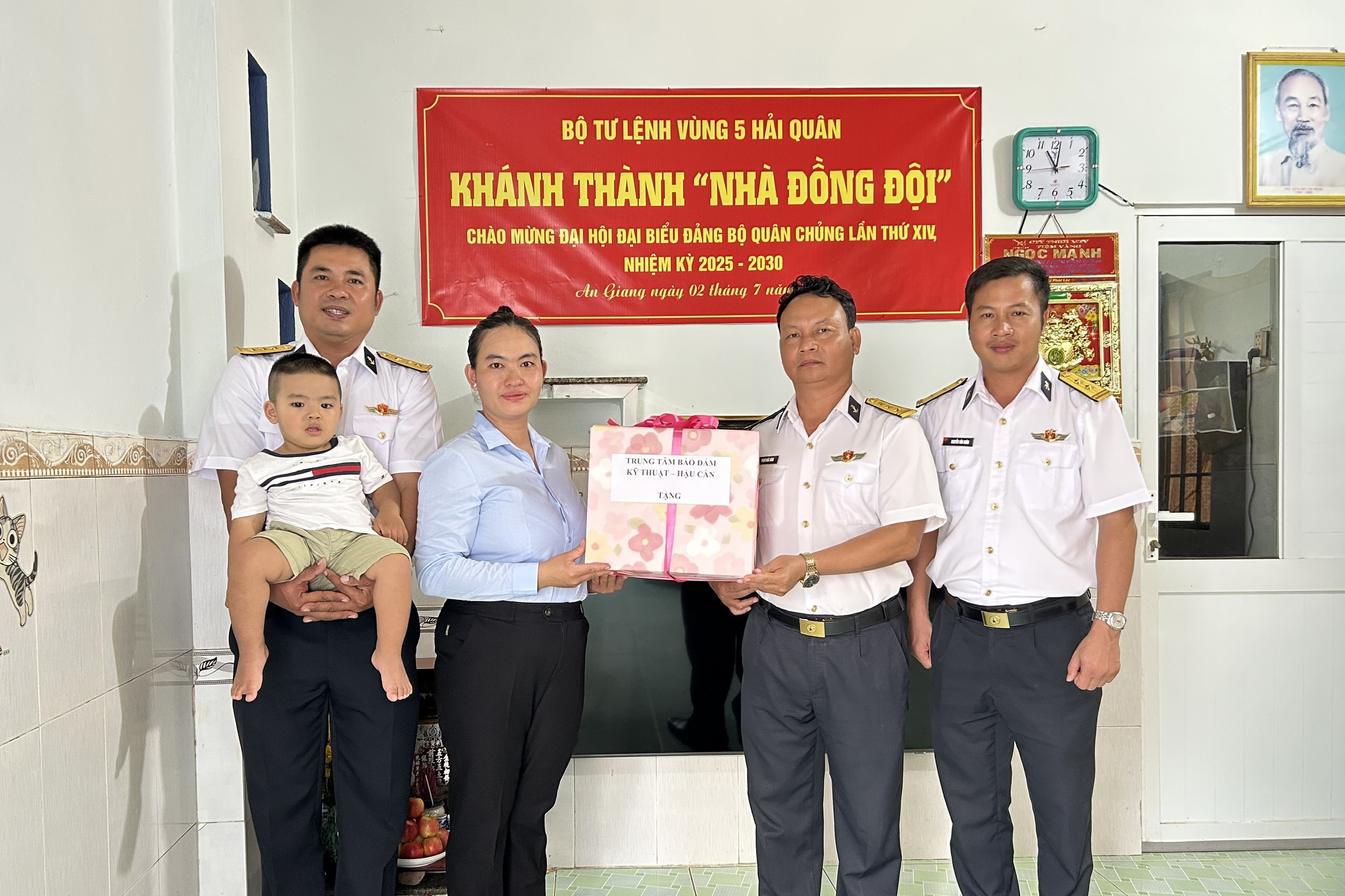 Chỉ huy Trung tâm Bảo đảm Kỹ thuật – Hậu cần tặng quà gia đình đồng chí Kiên. (Ảnh: Minh Châu) Chỉ huy Trung tâm Bảo đảm Kỹ thuật – Hậu cần tặng quà gia đình đồng chí Kiên. (Ảnh: Minh Châu)