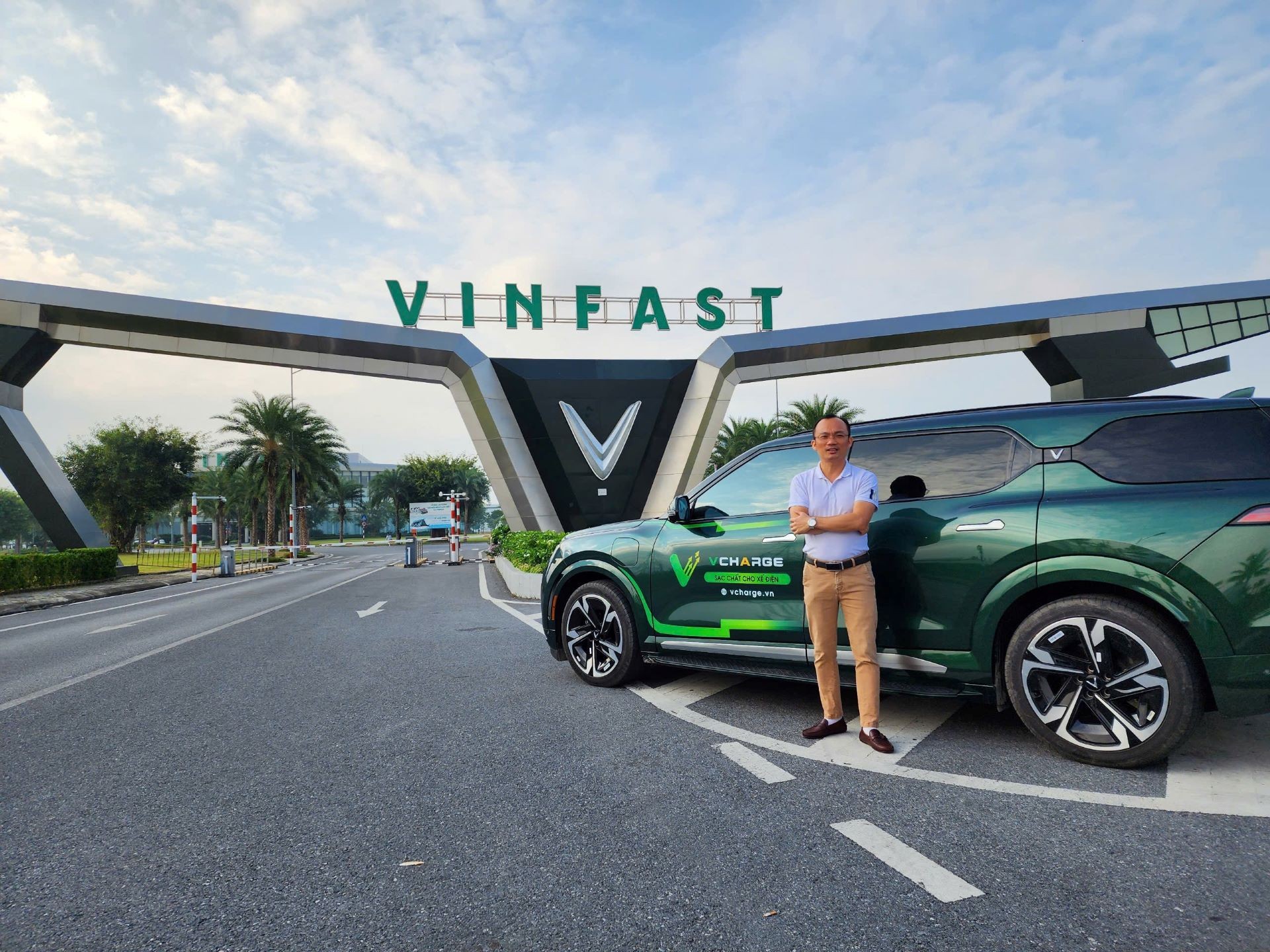 Anh Thịnh Văn Hạnh (Hà Nội) bên chiếc VF 9 đầu tiên. Anh Thịnh Văn Hạnh (Hà Nội) bên chiếc VF 9 đầu tiên.