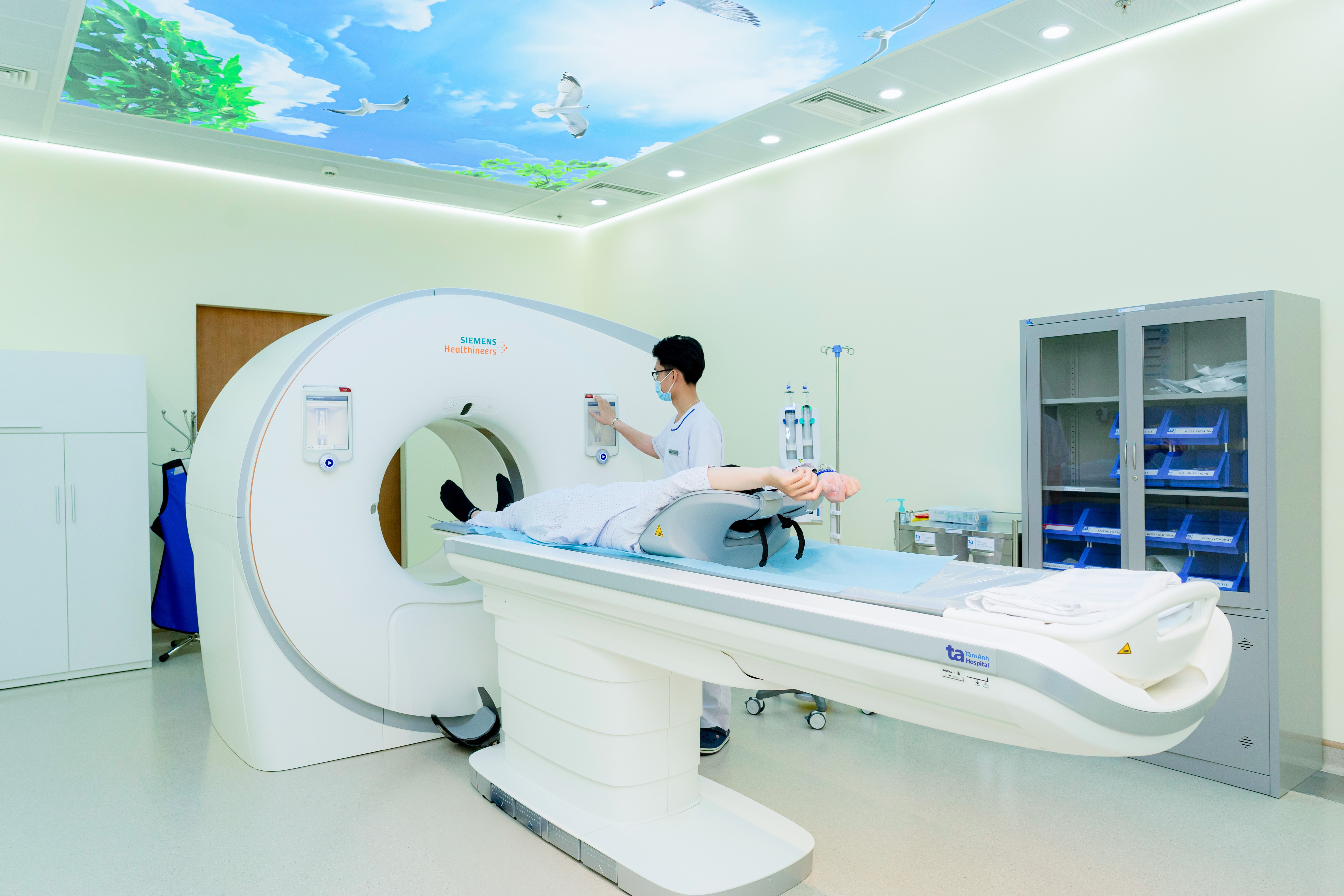 Người bệnh đang chụp CT bằng “siêu máy” CT Somatom Force VB30 hiện đại trong ngày đầu vận hành. Ảnh: Bệnh viện Đa khoa Tâm Anh Người bệnh đang chụp CT bằng “siêu máy” CT Somatom Force VB30 hiện đại trong ngày đầu vận hành. Ảnh: Bệnh viện Đa khoa Tâm Anh