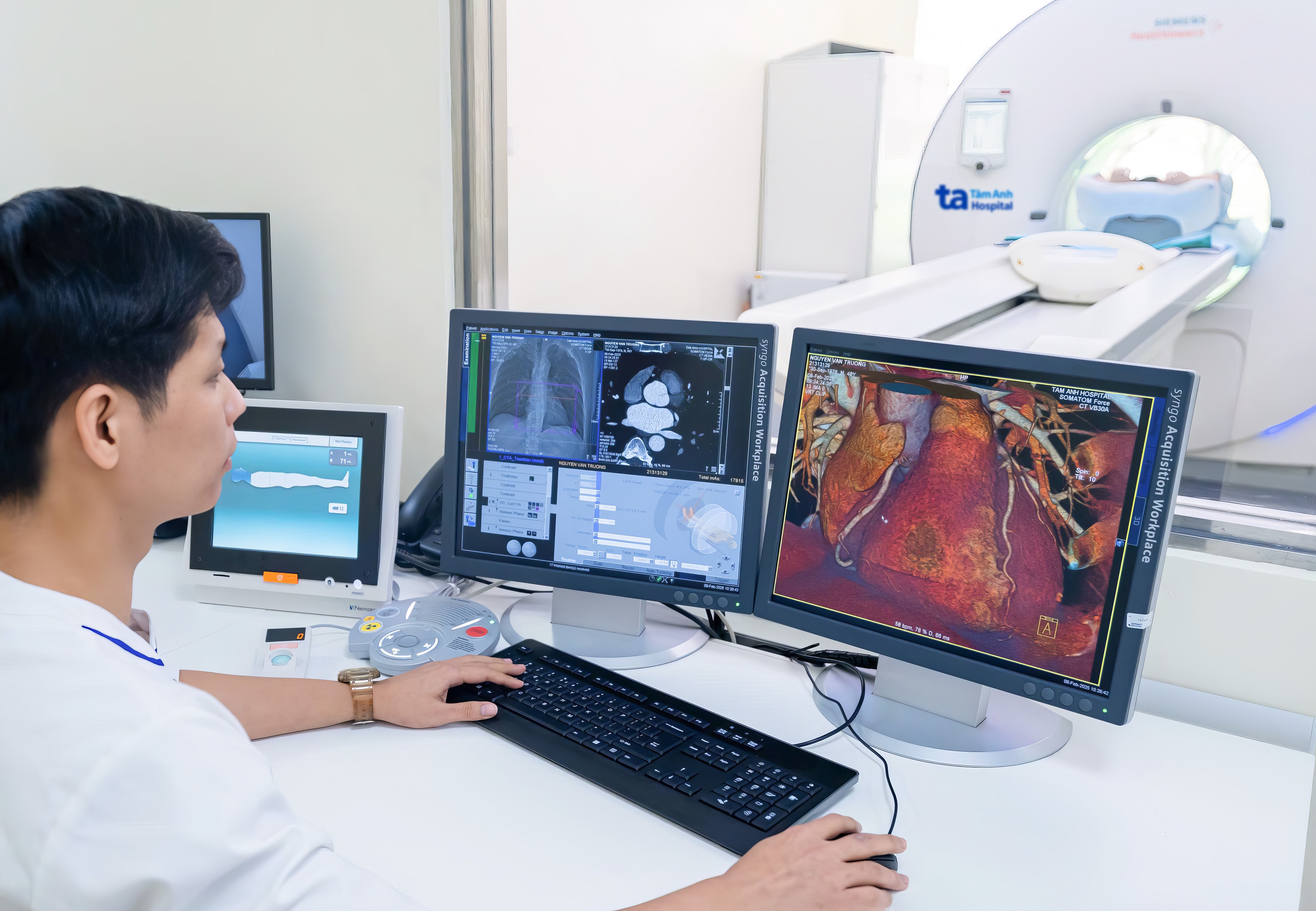 Kỹ thuật viên đang đánh giá hình ảnh chi tiết do “siêu máy” CT hơn 100.000 lát cắt mang lại. Ảnh: Bệnh viện Đa khoa Tâm Anh Kỹ thuật viên đang đánh giá hình ảnh chi tiết do “siêu máy” CT hơn 100.000 lát cắt mang lại. Ảnh: Bệnh viện Đa khoa Tâm Anh