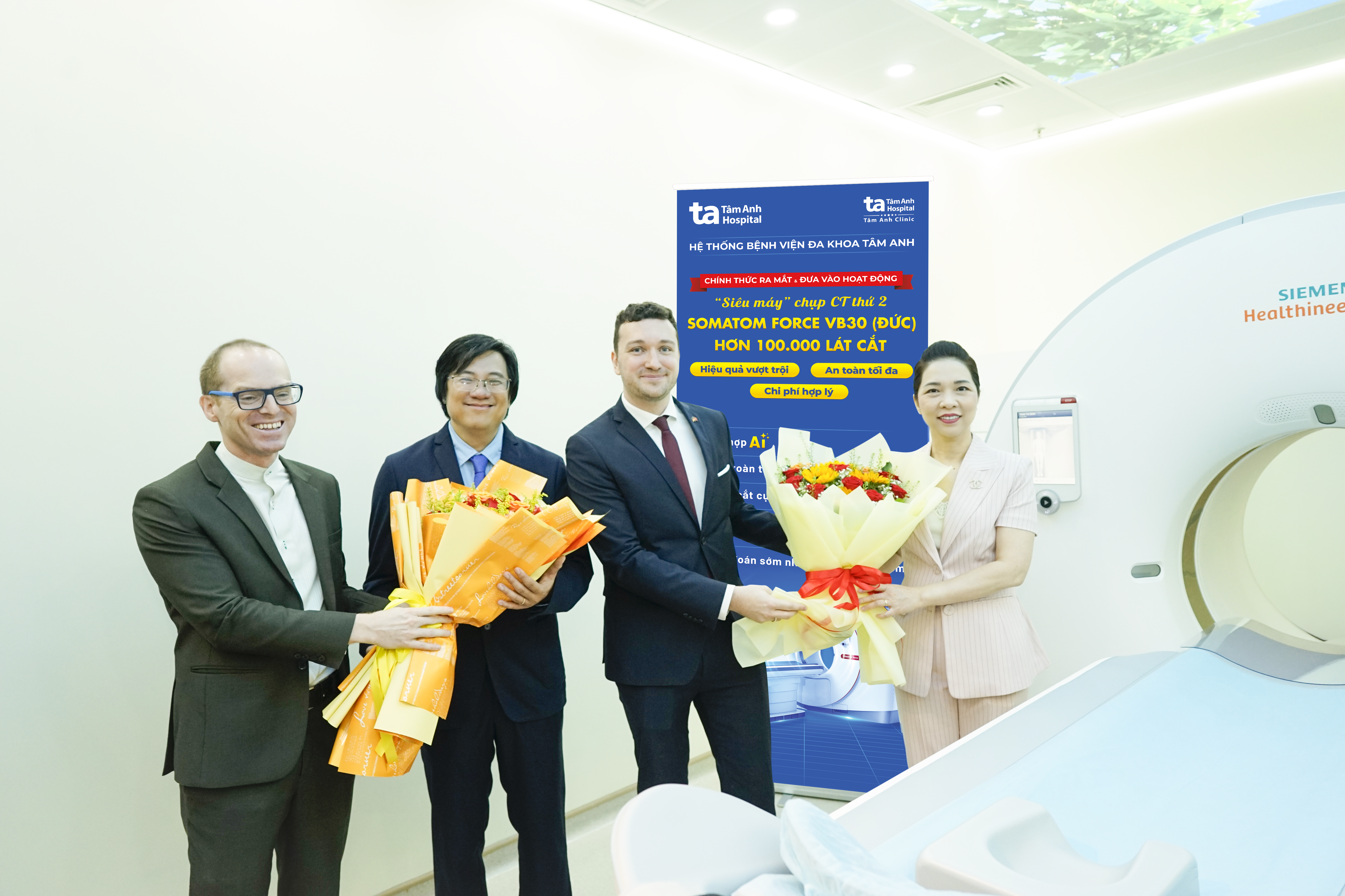 Đại diện Lãnh sự quán Đức và Giám đốc Điều hành Siemens Healthineer tặng hoa cho Ban lãnh đạo Bệnh viện Đa khoa Tâm Anh trong sự kiện vận hành “siêu máy CT” tại Tâm Anh Quận 7. (Ảnh: Bệnh viện Đa khoa Tâm Anh) Đại diện Lãnh sự quán Đức và Giám đốc Điều hành Siemens Healthineer tặng hoa cho Ban lãnh đạo Bệnh viện Đa khoa Tâm Anh trong sự kiện vận hành “siêu máy CT” tại Tâm Anh Quận 7. (Ảnh: Bệnh viện Đa khoa Tâm Anh)