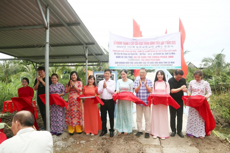 Trao nhà hữu nghị và khánh thành 3 cầu giao thông nông thôn tại Cà Mau Trao nhà hữu nghị và khánh thành 3 cầu giao thông nông thôn tại Cà Mau