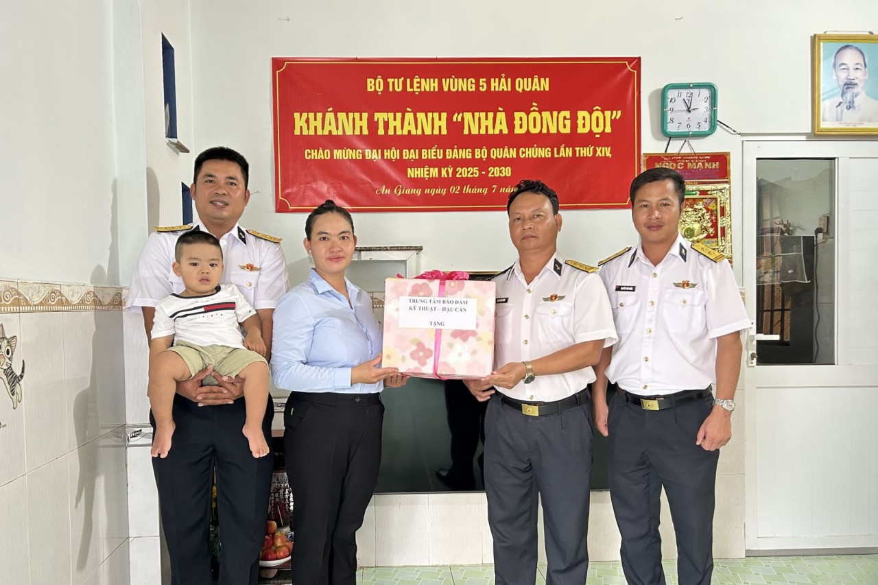 Technical and Logistics Support Center leaders present gifts to Lieutenant Kien’s family. (Photo: Minh Chau) Technical and Logistics Support Center leaders present gifts to Lieutenant Kien’s family. (Photo: Minh Chau)