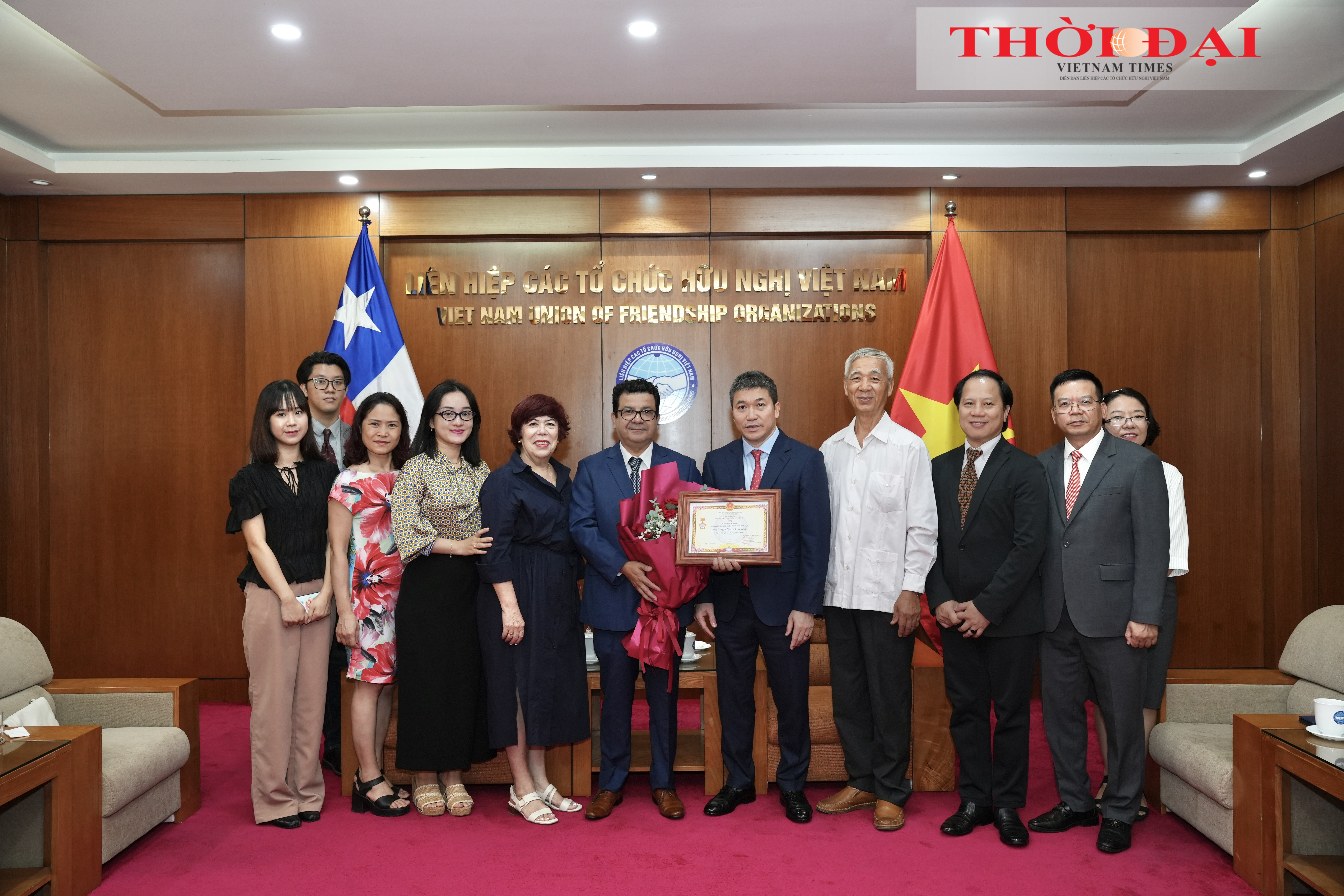Chủ tịch Liên hiệp các tổ chức hữu nghị Việt Nam Phan Anh Sơn, Đại sứ Sergio Narea Guzman cùng lãnh đạo Hội hữu nghị và hợp tác Việt Nam - Chile, Ban Châu Mỹ và cán bộ Đại sứ quán Việt Nam tại Chile chụp ảnh lưu niệm. Chủ tịch Liên hiệp các tổ chức hữu nghị Việt Nam Phan Anh Sơn, Đại sứ Sergio Narea Guzman cùng lãnh đạo Hội hữu nghị và hợp tác Việt Nam - Chile, Ban Châu Mỹ và cán bộ Đại sứ quán Việt Nam tại Chile chụp ảnh lưu niệm.