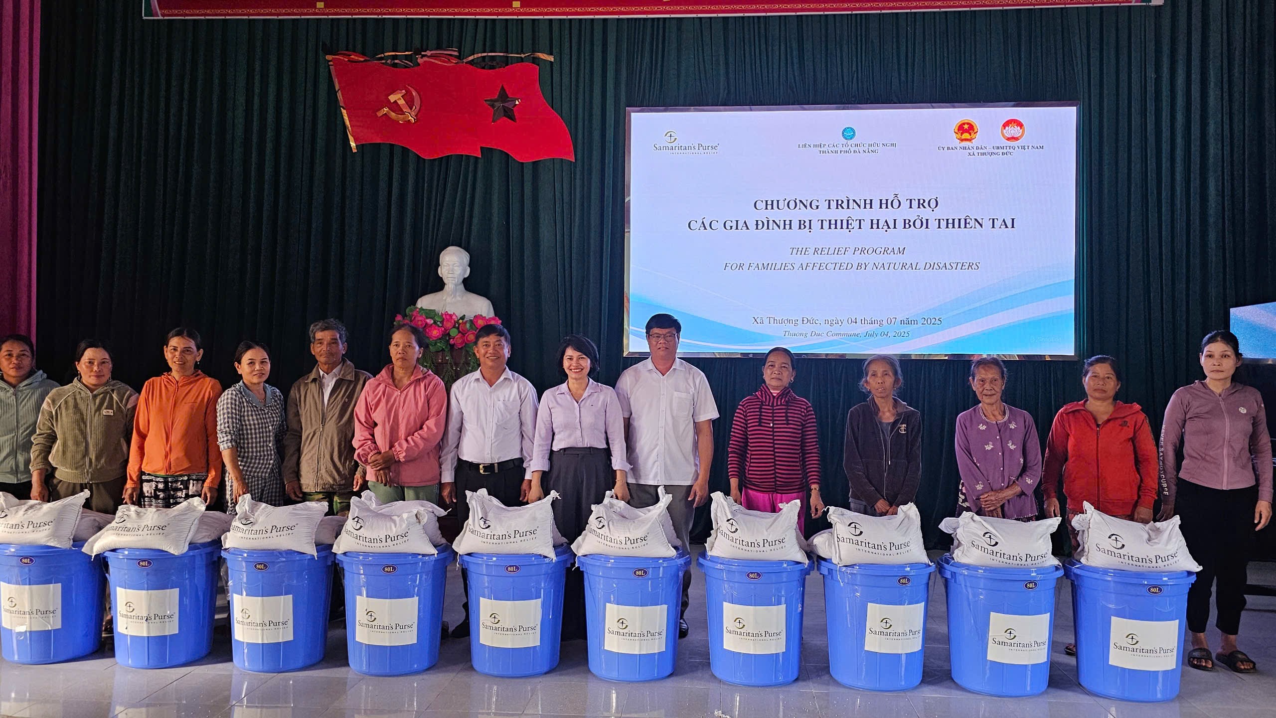 Tổ chức Samaritan’s Purse trao quà người dân xã Thượng Đức, thành phố Đà Nẵng. (Ảnh: Liên hiệp các tổ chức hữu nghị thành phố Đà Nẵng) Tổ chức Samaritan’s Purse trao quà người dân xã Thượng Đức, thành phố Đà Nẵng. (Ảnh: Liên hiệp các tổ chức hữu nghị thành phố Đà Nẵng)