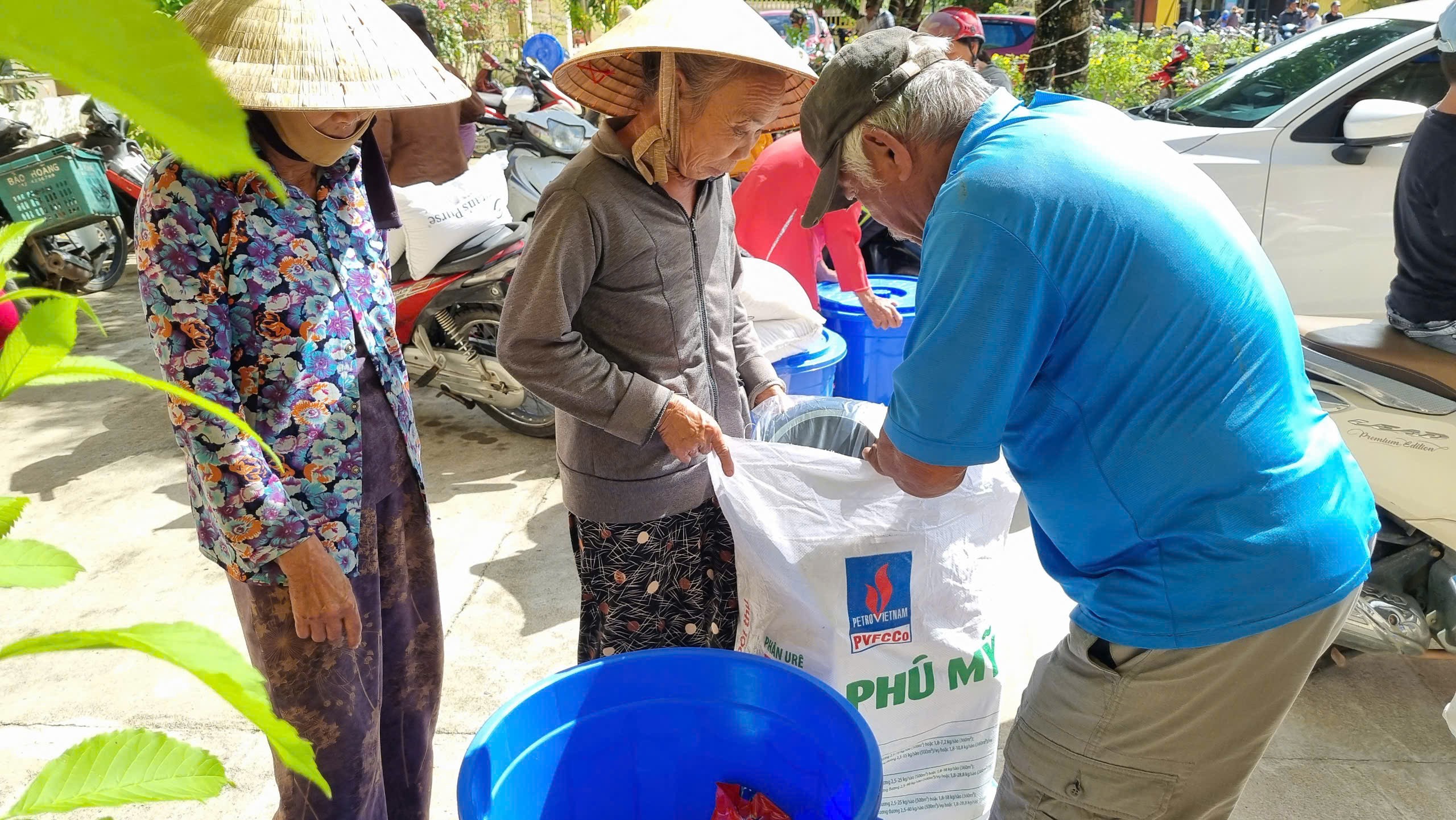Người dân được nhận gạo cùng nhiều nhu yếu phẩm khác và vật dụng sinh hoạt. (Ảnh: Liên hiệp các tổ chức hữu nghị thành phố Đà Nẵng) Người dân được nhận gạo cùng nhiều nhu yếu phẩm khác và vật dụng sinh hoạt. (Ảnh: Liên hiệp các tổ chức hữu nghị thành phố Đà Nẵng)