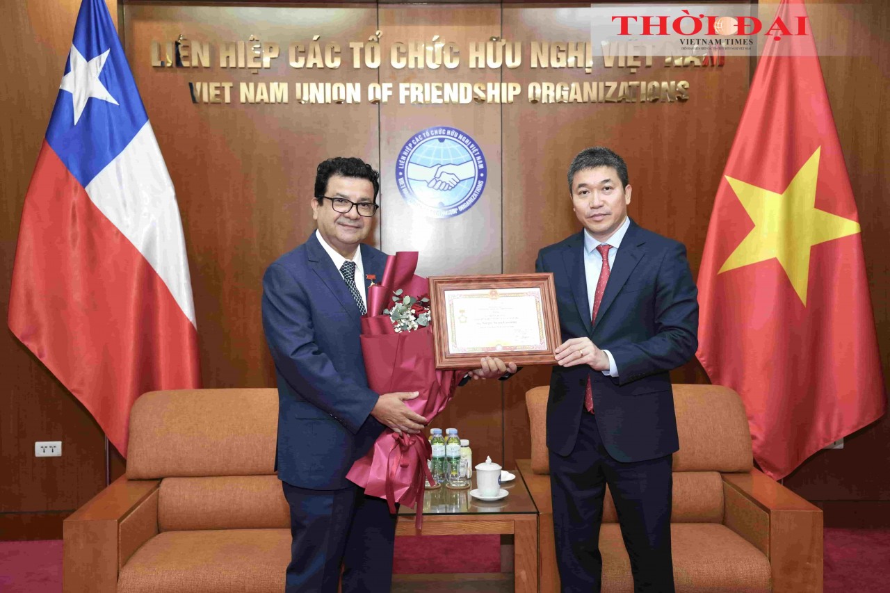 President of the Vietnam Union of Friendship Organizations (VUFO) Phan Anh Son (right) presents the “For Peace and Friendship Among Nations” insignia to Chilean Ambassador to Vietnam Sergio Narea Guzman. (Photo: Thanh Thao) President of the Vietnam Union of Friendship Organizations (VUFO) Phan Anh Son (right) presents the “For Peace and Friendship Among Nations” insignia to Chilean Ambassador to Vietnam Sergio Narea Guzman. (Photo: Thanh Thao)