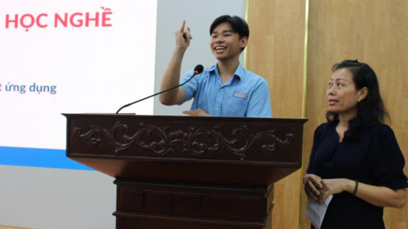 Tú tự tin chia sẻ cảm nghĩ trong các hội thảo do dự án tổ chức. (Ảnh: Tổ chức Cứu trợ Trẻ em) Tú tự tin chia sẻ cảm nghĩ trong các hội thảo do dự án tổ chức. (Ảnh: Tổ chức Cứu trợ Trẻ em)
