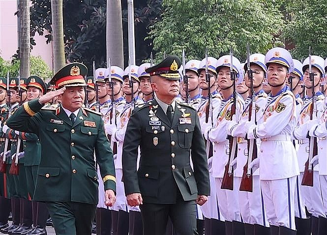 Chief of the General Staff of the Vietnam People’s Army and Deputy Minister of National Defence Gen. Nguyen Tan Cuong (left) and Chief of Defence Forces of Thailand Gen. Songwit Noonpackdee review the guard of honour at the welcome ceremony in Hanoi on July 4. (Photo: VNA)