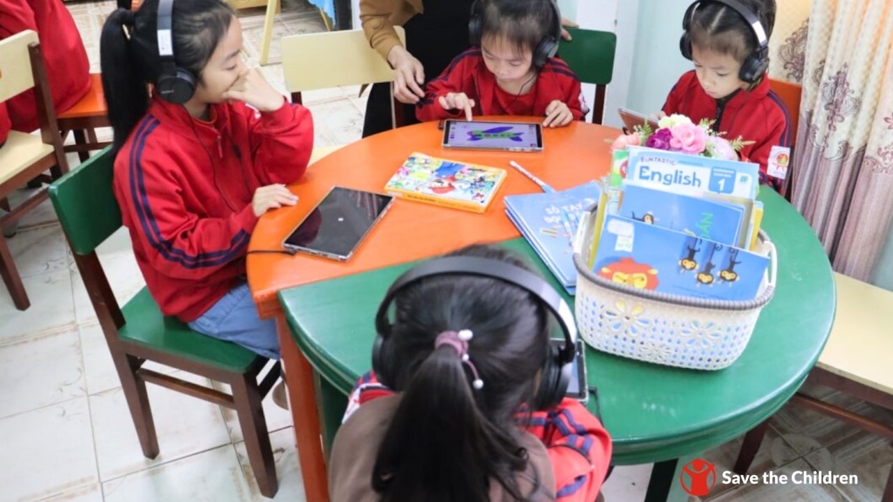 A pilot lesson using the “Vui doc cung em” app for first- and second-grade students was conducted at 12 primary schools in Bo Trach and Quang Trach districts, Quang Binh Province, in October 2023. (Photo: Save the Children) A pilot lesson using the “Vui doc cung em” app for first- and second-grade students was conducted at 12 primary schools in Bo Trach and Quang Trach districts, Quang Binh Province, in October 2023. (Photo: Save the Children)