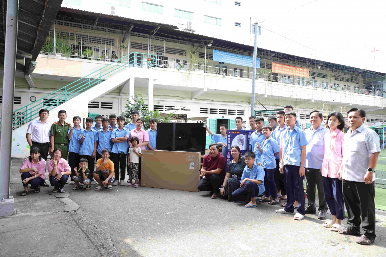 Save the Children provides equipment to informal classrooms and facilities assisting disadvantaged children in Ho Chi Minh City. (Photo: Dinh Hoa) Save the Children provides equipment to informal classrooms and facilities assisting disadvantaged children in Ho Chi Minh City. (Photo: Dinh Hoa)
