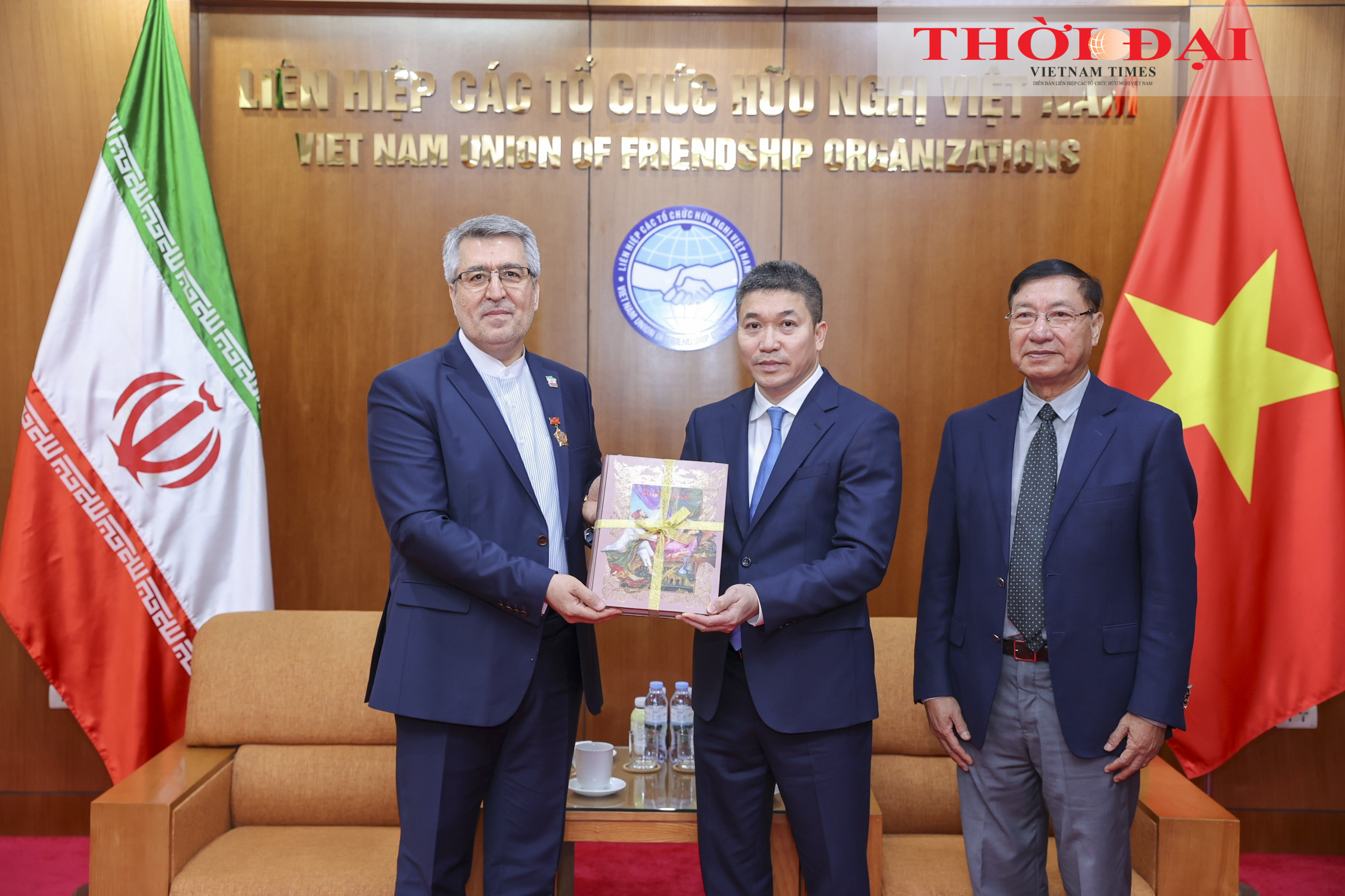 Trao Kỷ niệm chương "Vì hòa bình, hữu nghị giữa các dân tộc" cho Đại sứ Iran tại Việt Nam Trao Kỷ niệm chương "Vì hòa bình, hữu nghị giữa các dân tộc" cho Đại sứ Iran tại Việt Nam