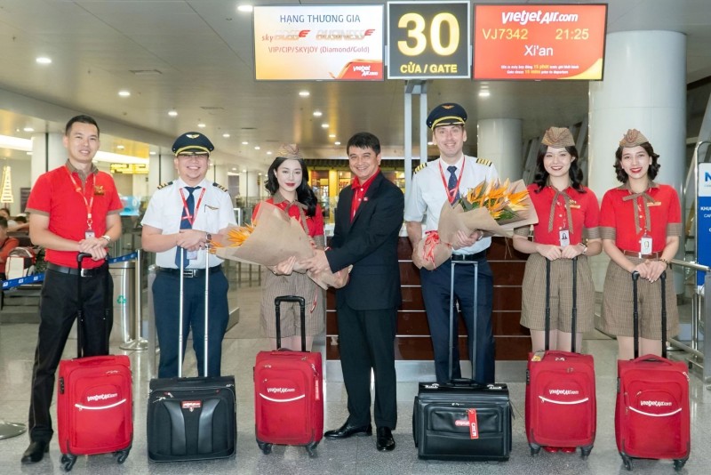  Lãnh đạo Vietjet chào mừng hành khách trên đường bay mới Hà Nội - Tây An