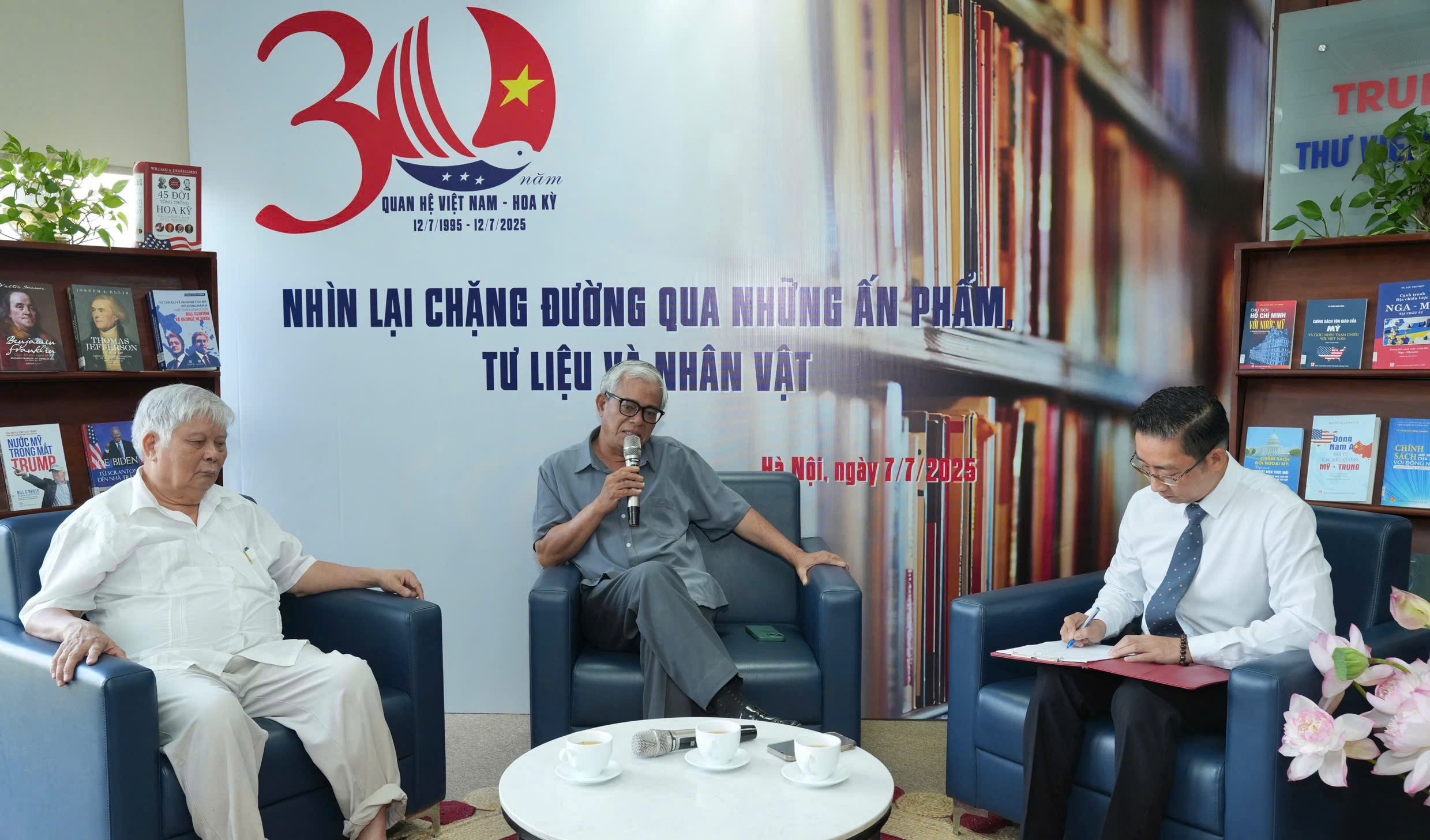 Ba thập kỷ quan hệ Việt - Mỹ: Nhìn lại quá khứ, kết nối hiện tại, hướng tới tương lai Ba thập kỷ quan hệ Việt - Mỹ: Nhìn lại quá khứ, kết nối hiện tại, hướng tới tương lai