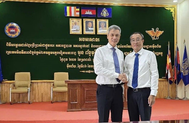 Đại sứ Việt Nam tại Campuchia Nguyễn Minh Vũ (bên trái) và tỉnh trưởng Prey Veng Suon Somalin. (Ảnh: Đại sứ quán Việt Nam tại Campuchia) Đại sứ Việt Nam tại Campuchia Nguyễn Minh Vũ (bên trái) và tỉnh trưởng Prey Veng Suon Somalin. (Ảnh: Đại sứ quán Việt Nam tại Campuchia)