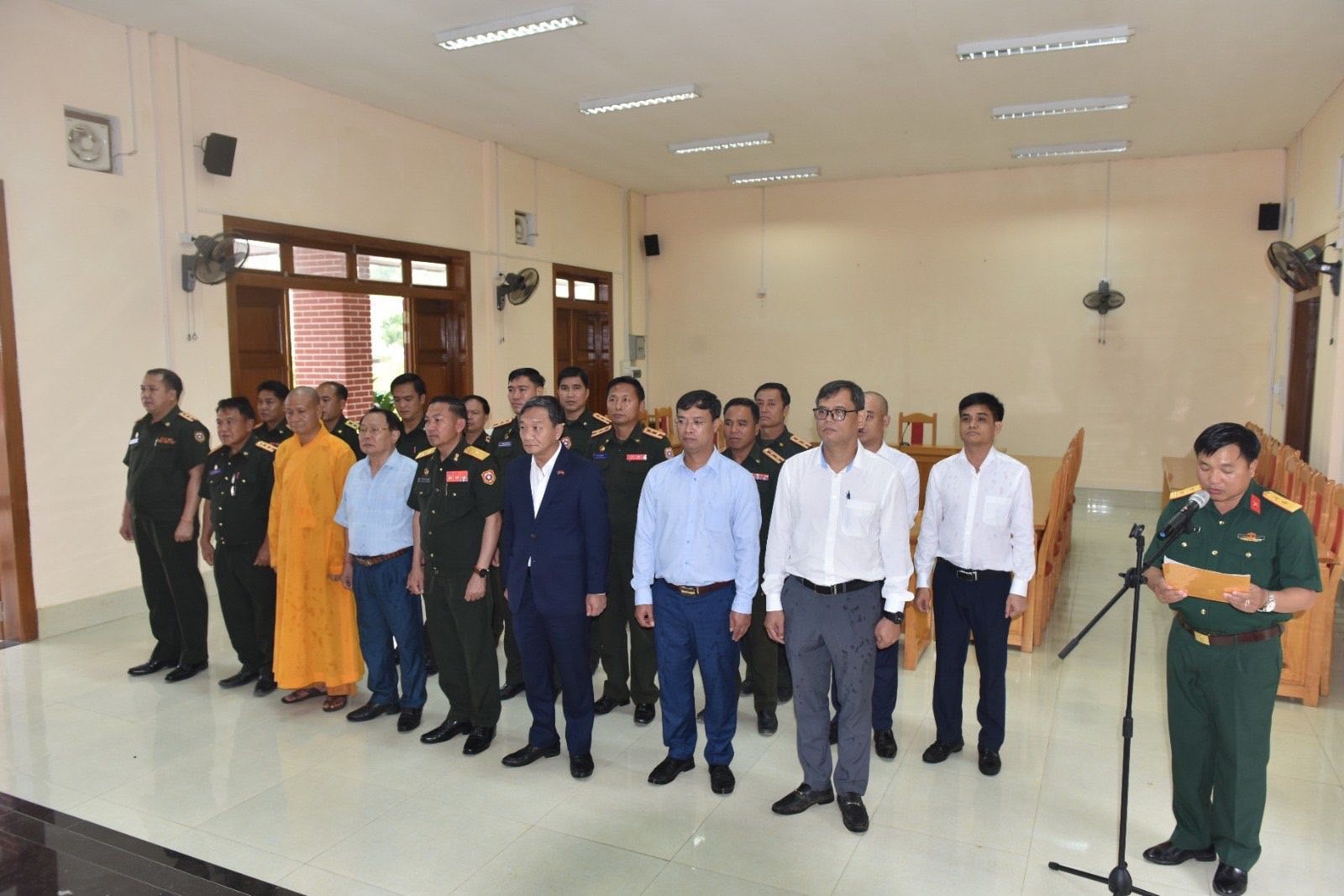 Đoàn công tác Đại sứ quán Việt Nam tại Lào dâng hương tưởng niệm các anh hùng liệt sĩ Việt Nam và Lào tại tỉnh Hủa Phăn. (Ảnh: Đại sứ quán Việt Nam tại Lào) Đoàn công tác Đại sứ quán Việt Nam tại Lào dâng hương tưởng niệm các anh hùng liệt sĩ Việt Nam và Lào tại tỉnh Hủa Phăn. (Ảnh: Đại sứ quán Việt Nam tại Lào)