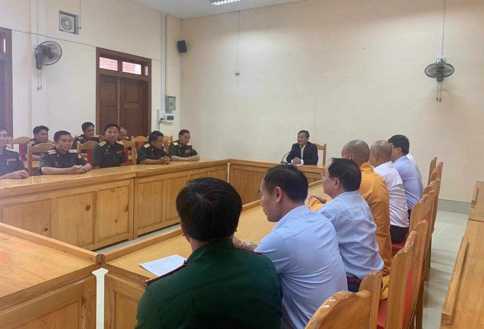 Đại sứ Việt Nam tại Lào Nguyễn Minh Tâm trao đổi với cán bộ, chiến sĩ Đội tìm kiếm, quy tập hài cốt liệt sĩ tại tỉnh Hủa Phăn. (Ảnh: Đại sứ quán Việt Nam tại Lào) Đại sứ Việt Nam tại Lào Nguyễn Minh Tâm trao đổi với cán bộ, chiến sĩ Đội tìm kiếm, quy tập hài cốt liệt sĩ tại tỉnh Hủa Phăn. (Ảnh: Đại sứ quán Việt Nam tại Lào)