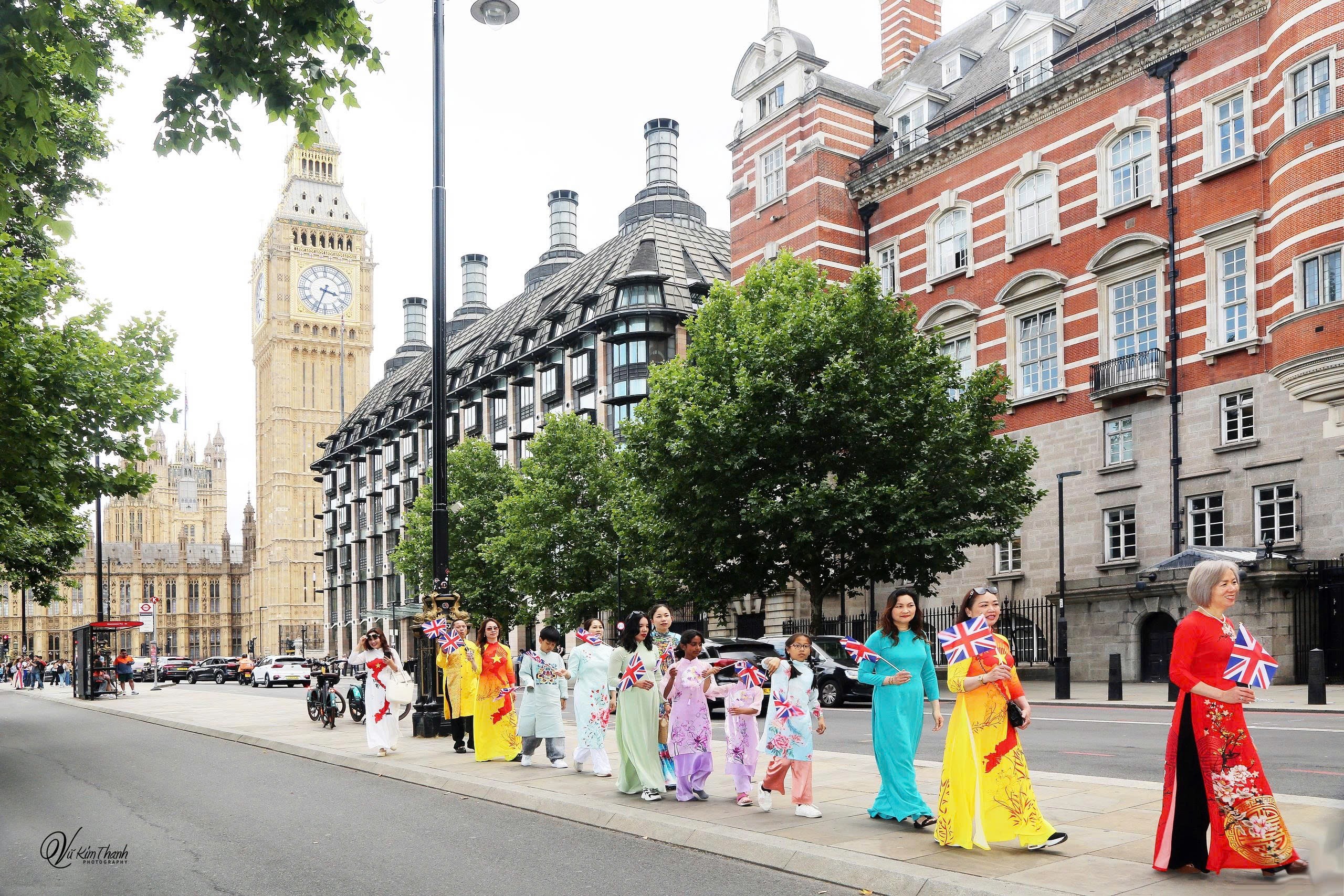 Lan tỏa Việt phục tại London (Vương quốc Anh) Lan tỏa Việt phục tại London (Vương quốc Anh)