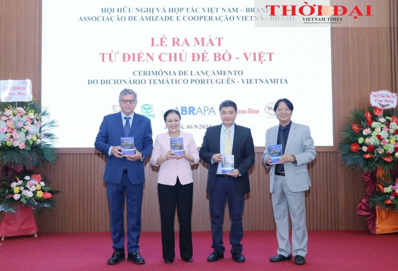 Launch of the Portuguese-Vietnamese thematic dictionary led by the Vietnam - Brazil Friendship and Cooperation Association (Photo: Thu Ha)