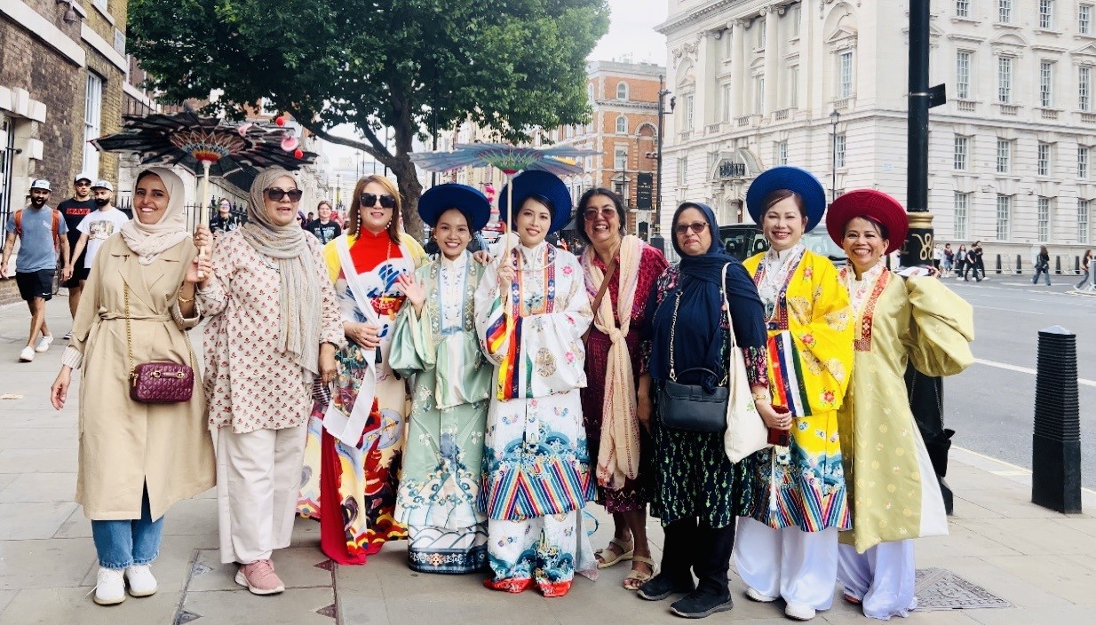 Honoring Viet Traditional Attires in London (UK) Honoring Viet Traditional Attires in London (UK)