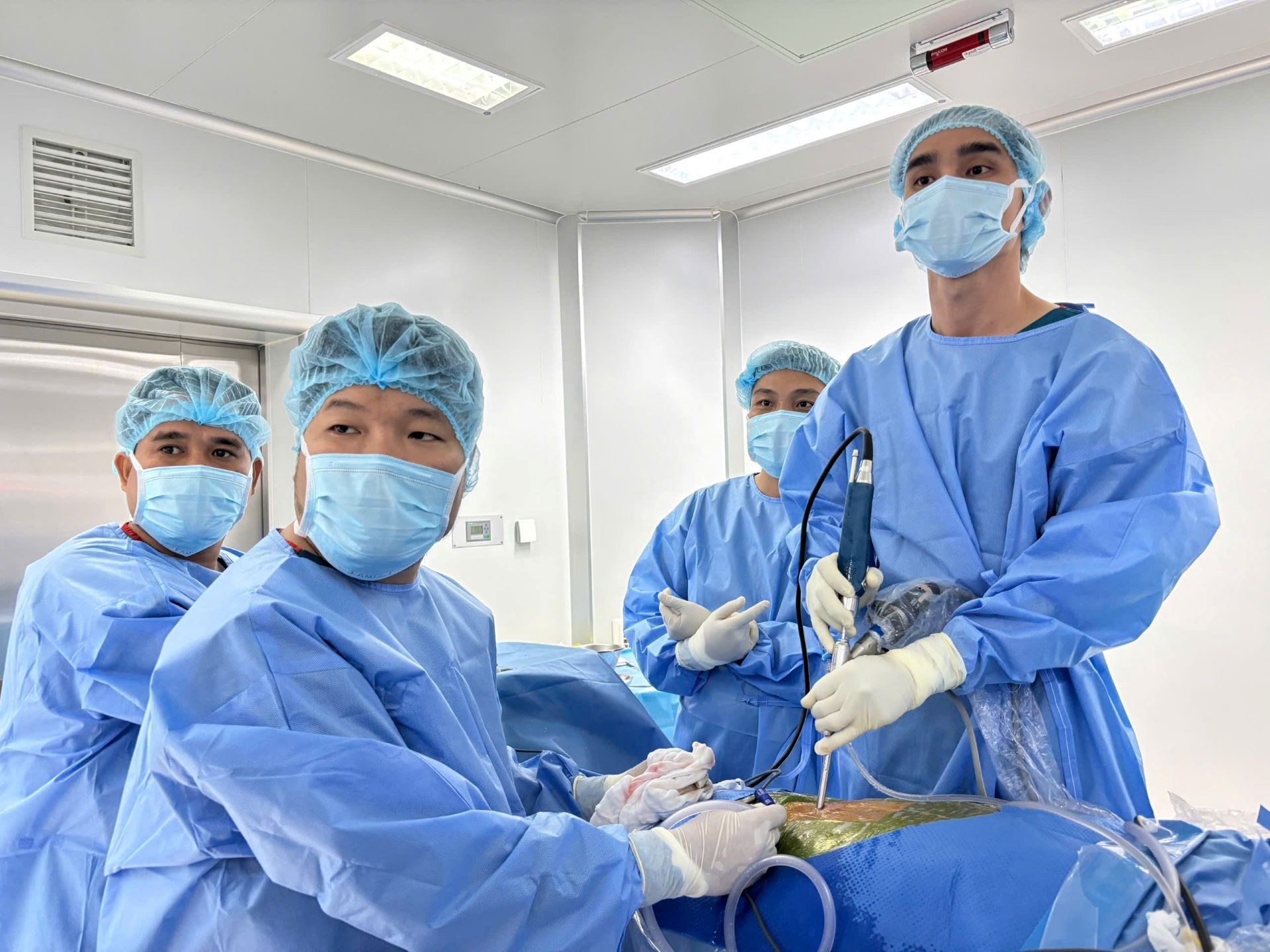Vinmec Phú Quốc đánh dấu bước tiến lớn trong phẫu thuật cột sống nội soi ngay trên đảo