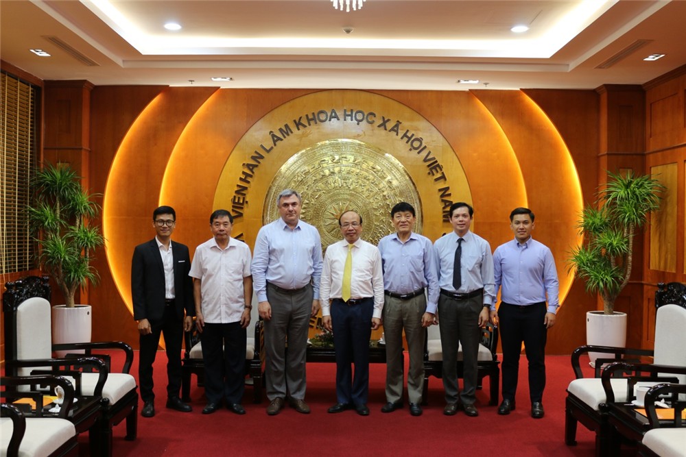 Các đại biểu chụp ảnh lưu niệm. (Ảnh: Viện Viện Hàn lâm Khoa học xã hội Việt Nam Các đại biểu chụp ảnh lưu niệm. (Ảnh: Viện Viện Hàn lâm Khoa học xã hội Việt Nam
