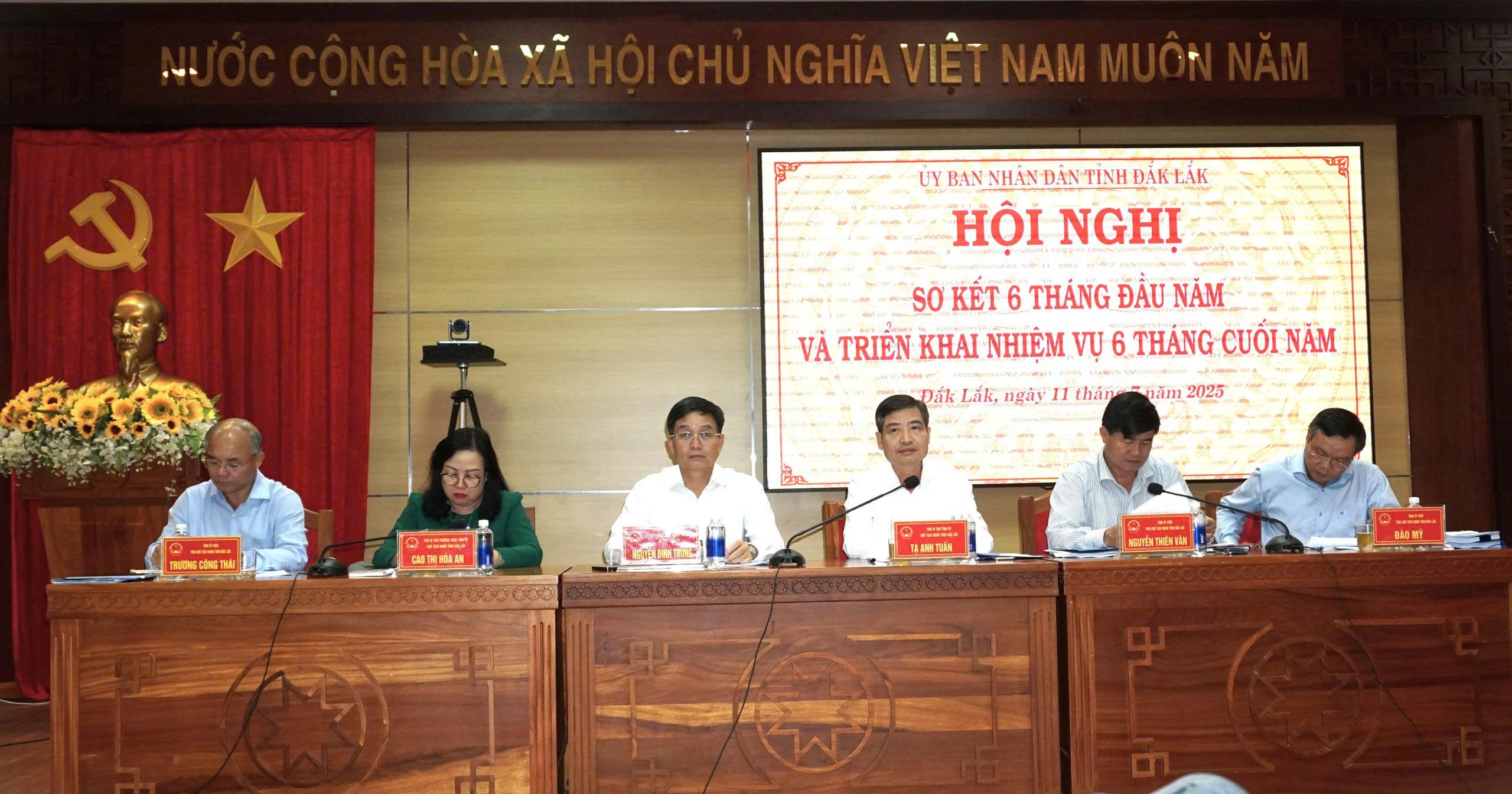 Các đồng chí lãnh đạo tỉnh Đắk Lắk chủ trì hội nghị. Ảnh: thanhtra.com Các đồng chí lãnh đạo tỉnh Đắk Lắk chủ trì hội nghị. Ảnh: thanhtra.com