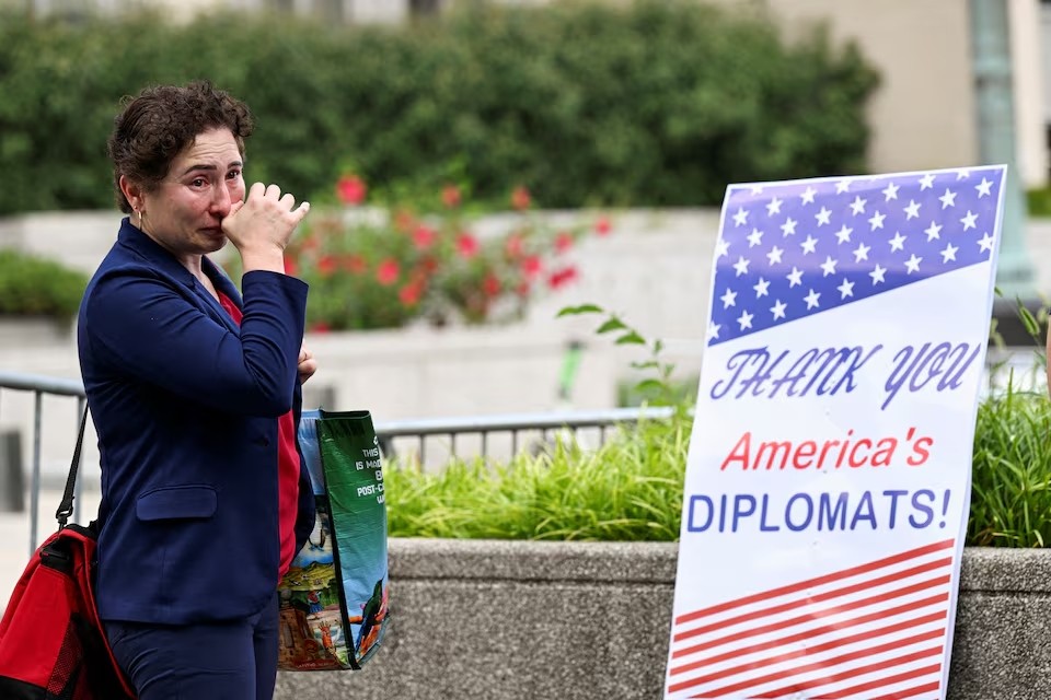 Một phụ nữ bật khóc trong buổi chia tay các nhân viên Bộ Ngoại giao Mỹ tại Washington, D.C., ngày 11/7/2025. (Ảnh: Reuters) Một phụ nữ bật khóc trong buổi chia tay các nhân viên Bộ Ngoại giao Mỹ tại Washington, D.C., ngày 11/7/2025. (Ảnh: Reuters)