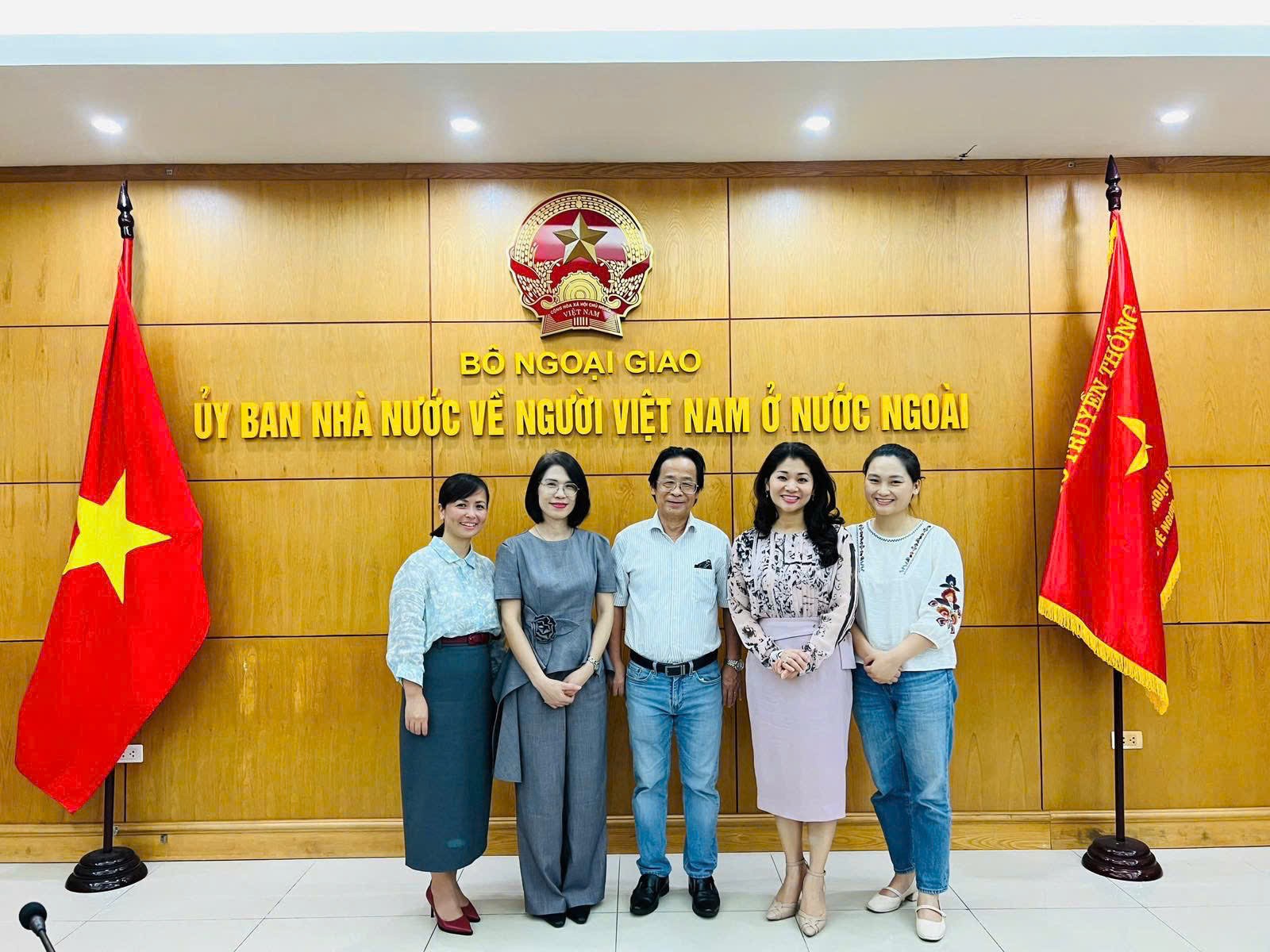 38 bài dự thi lọt vào Chung tuyển Cuộc thi “Tìm kiếm Sứ giả tiếng Việt ở nước ngoài” 38 bài dự thi lọt vào Chung tuyển Cuộc thi “Tìm kiếm Sứ giả tiếng Việt ở nước ngoài”