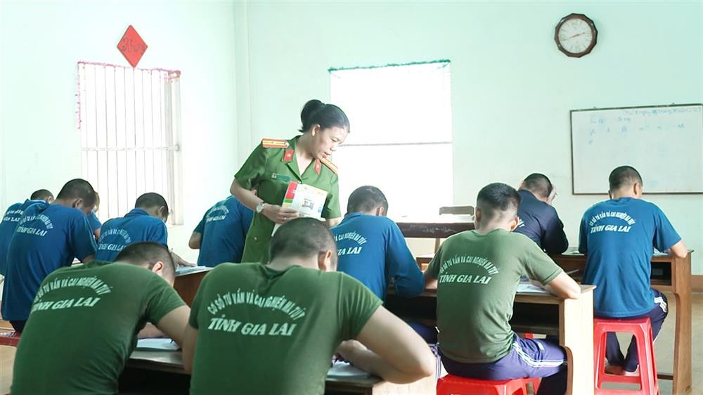 Thiếu tá Võ Thị Diễm Phúc hướng dẫn học viên làm bài tập. Thiếu tá Võ Thị Diễm Phúc hướng dẫn học viên làm bài tập.