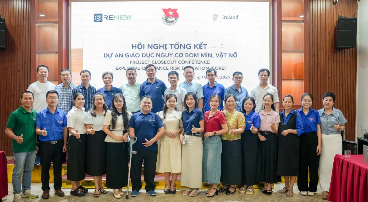 Các đại biểu tham dự Hội nghị tổng kết Dự án Giáo dục nguy cơ bom mìn, vật nổ giai đoạn 08/2024 - 07/2025 chụp ảnh lưu niệm. (Ảnh: RENEW) Các đại biểu tham dự Hội nghị tổng kết Dự án Giáo dục nguy cơ bom mìn, vật nổ giai đoạn 08/2024 - 07/2025 chụp ảnh lưu niệm. (Ảnh: RENEW)