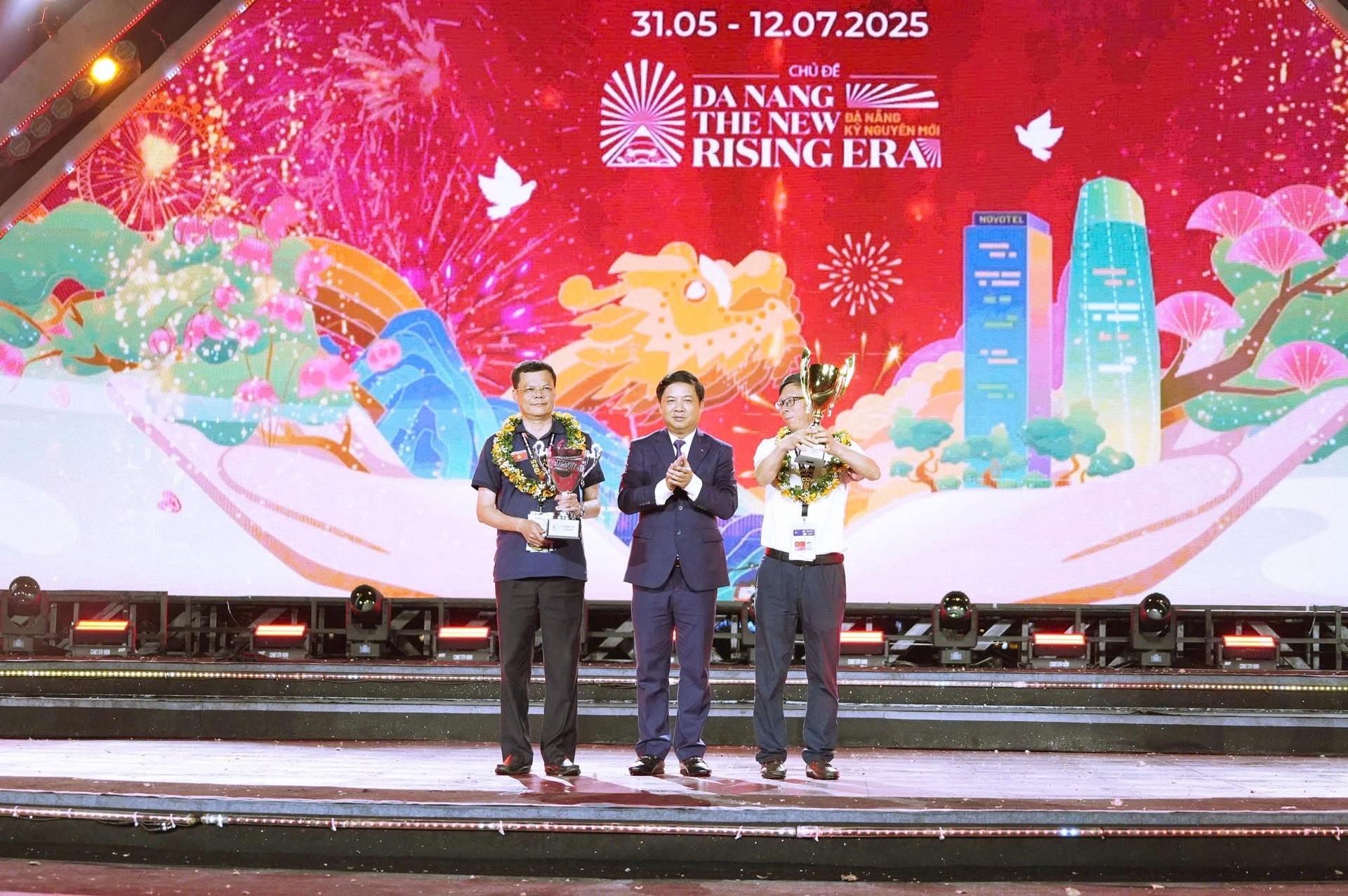 Chung kết DIFF-2025: Rực sáng thông điệp hòa bình và phát triển Chung kết DIFF-2025: Rực sáng thông điệp hòa bình và phát triển