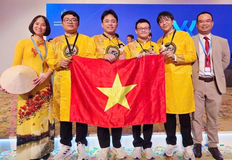 Kỳ thi ICHO gồm hai phần thi: lý thuyết và thực hành, mỗi phần thi kéo dài 5 giờ. Bài thi thực hành đòi hỏi thí sinh thực hiện thành thạo các kỹ năng thí nghiệm như tổng hợp và phân tích phức chất, xác định amino acid, nhận biết hợp chất hữu cơ qua sắc ký bản mỏng, chuẩn độ và đo phổ hấp thụ UV-Vis. Những thao tác này đòi hỏi độ chính xác cao và tư duy logic sắc bén. Phần thi lý thuyết năm nay xoay quanh các chủ đề môi trường, công nghệ và ứng dụng hóa học trong đời sống như khử mặn nước biển, năng lượng mặt trời, đèn lồng, quả bóng tennis... đề thi được đánh giá sáng tạo, gần gũi thực tiễn, đồng thời đảm bảo chiều sâu khoa học và khả năng tư duy phản biện của thí sinh. Kỳ thi ICHO gồm hai phần thi: lý thuyết và thực hành, mỗi phần thi kéo dài 5 giờ. Bài thi thực hành đòi hỏi thí sinh thực hiện thành thạo các kỹ năng thí nghiệm như tổng hợp và phân tích phức chất, xác định amino acid, nhận biết hợp chất hữu cơ qua sắc ký bản mỏng, chuẩn độ và đo phổ hấp thụ UV-Vis. Những thao tác này đòi hỏi độ chính xác cao và tư duy logic sắc bén. Phần thi lý thuyết năm nay xoay quanh các chủ đề môi trường, công nghệ và ứng dụng hóa học trong đời sống như khử mặn nước biển, năng lượng mặt trời, đèn lồng, quả bóng tennis... đề thi được đánh giá sáng tạo, gần gũi thực tiễn, đồng thời đảm bảo chiều sâu khoa học và khả năng tư duy phản biện của thí sinh.
