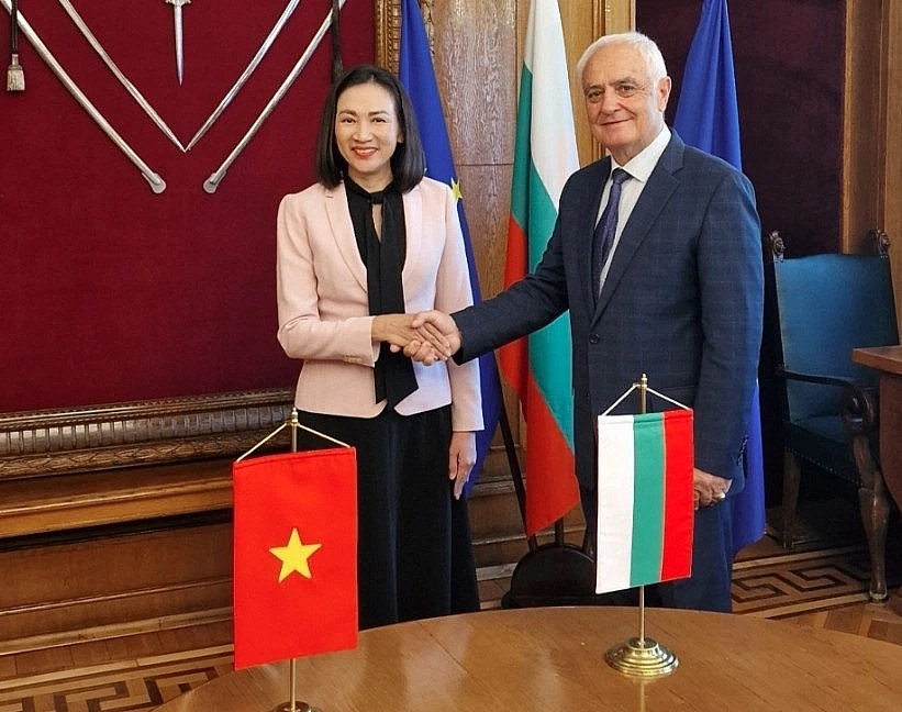 Ambassador Nguyen Thi Minh Nguyet meets Bulgarian Minister of Defense Atanas Zapryanov (Photo: VNA) Ambassador Nguyen Thi Minh Nguyet meets Bulgarian Minister of Defense Atanas Zapryanov (Photo: VNA)