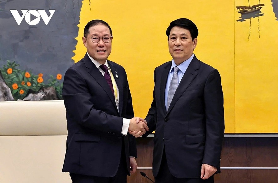 Vietnamese State President Luong Cuong (R) and Cho Hyun-Sang, chair of the APEC Business Advisory Council (ABAC) meet on the sidelines of the ABAC III meeting in Hai Phong city on July 15. Vietnamese State President Luong Cuong (R) and Cho Hyun-Sang, chair of the APEC Business Advisory Council (ABAC) meet on the sidelines of the ABAC III meeting in Hai Phong city on July 15.