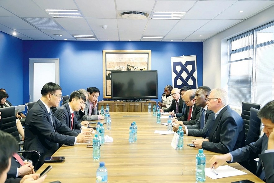 Vice Chairman of the National Assembly of Vietnam Vo Hong Thanh holds a working session with the South African Chamber of Commerce and Industry during his ongoing visit to the African nation from July 13-16. (Photo: VNA) Vice Chairman of the National Assembly of Vietnam Vo Hong Thanh holds a working session with the South African Chamber of Commerce and Industry during his ongoing visit to the African nation from July 13-16. (Photo: VNA)