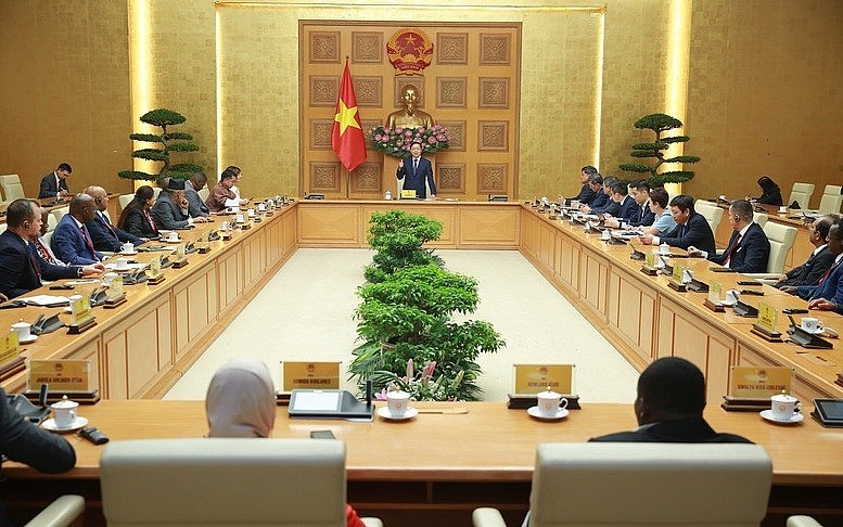 The meeting between Deputy Prime Minister Tran Hong Ha and the delegation of international agriculture ministers and senior officials on July 15 (Photo: VNA) The meeting between Deputy Prime Minister Tran Hong Ha and the delegation of international agriculture ministers and senior officials on July 15 (Photo: VNA)