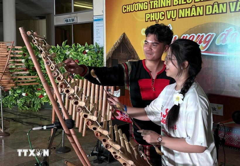 Trại hè Việt Nam 2025: Tuổi trẻ kiều bào giao lưu văn hóa cồng chiêng Trại hè Việt Nam 2025: Tuổi trẻ kiều bào giao lưu văn hóa cồng chiêng