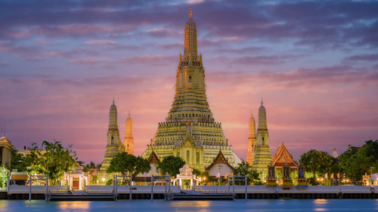 The central pagoda of Wat Arun Ratchawararam