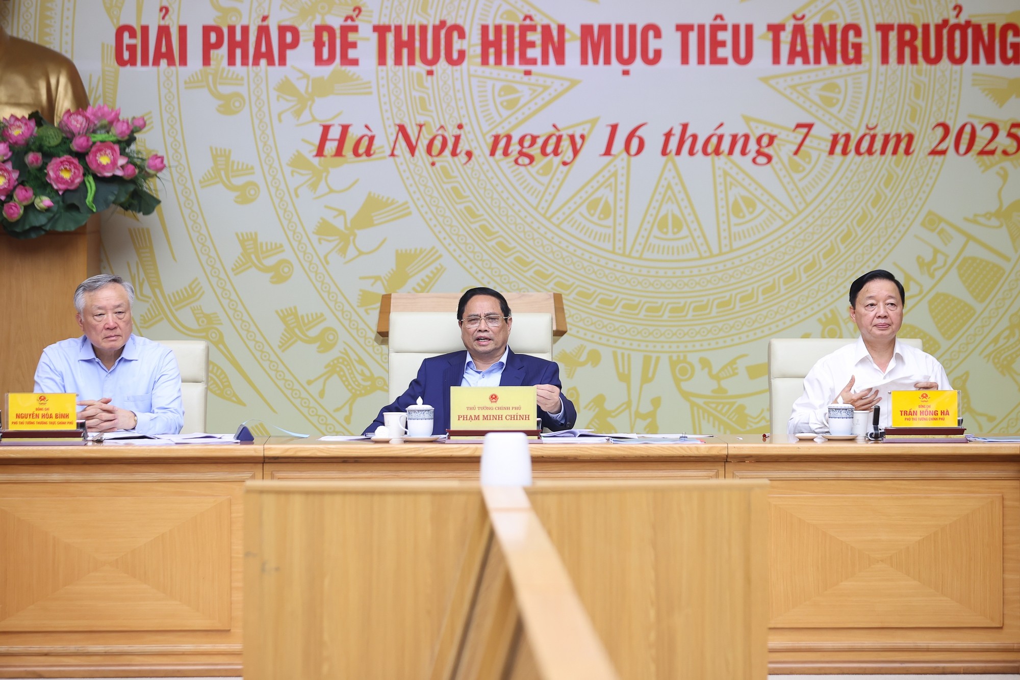 Thủ tướng chỉ rõ 16 nhóm nhiệm vụ, giải pháp trọng tâm cho các bộ, ngành, địa phương, cơ quan, đơn vị để đạt được mục tiêu tăng trưởng 8,3-8,5% năm 2025 - Ảnh: VGP Thủ tướng chỉ rõ 16 nhóm nhiệm vụ, giải pháp trọng tâm cho các bộ, ngành, địa phương, cơ quan, đơn vị để đạt được mục tiêu tăng trưởng 8,3-8,5% năm 2025 - Ảnh: VGP