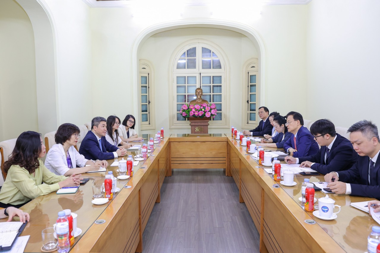 President of the Viet Nam Union of Friendship Organizations Phan Anh Sơn received the Guangxi (China) external relations delegation on July 16 in Hanoi. (Photo: Đinh Hòa)